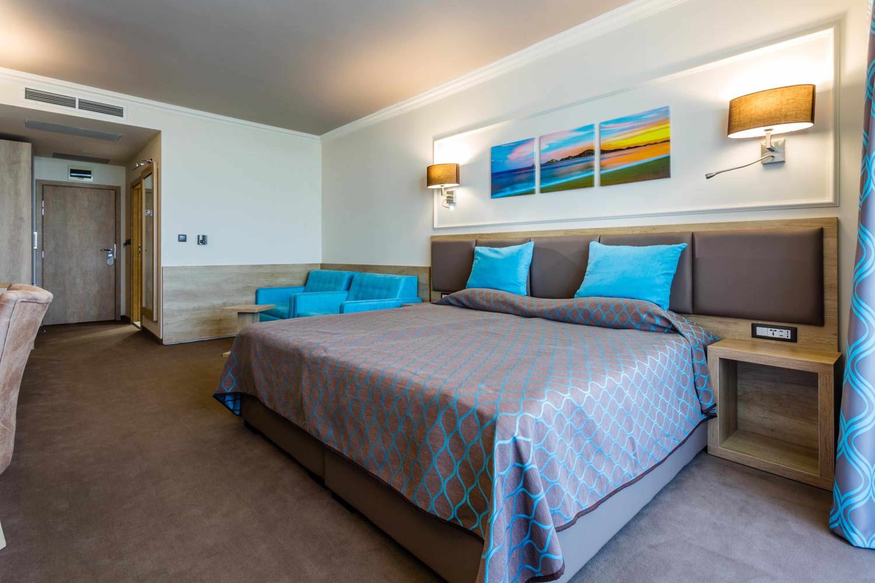 Superior Twin Room with Balcony and Street View (2 Adults + 2 Children) thumbnail 5