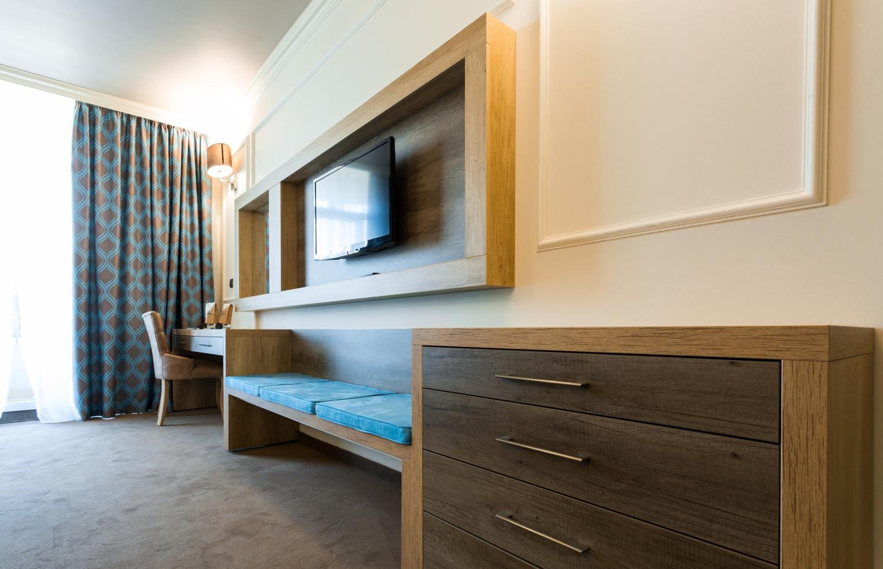 Superior Twin Room with Balcony and Street View (3 Adults + 1 Children) thumbnail 6