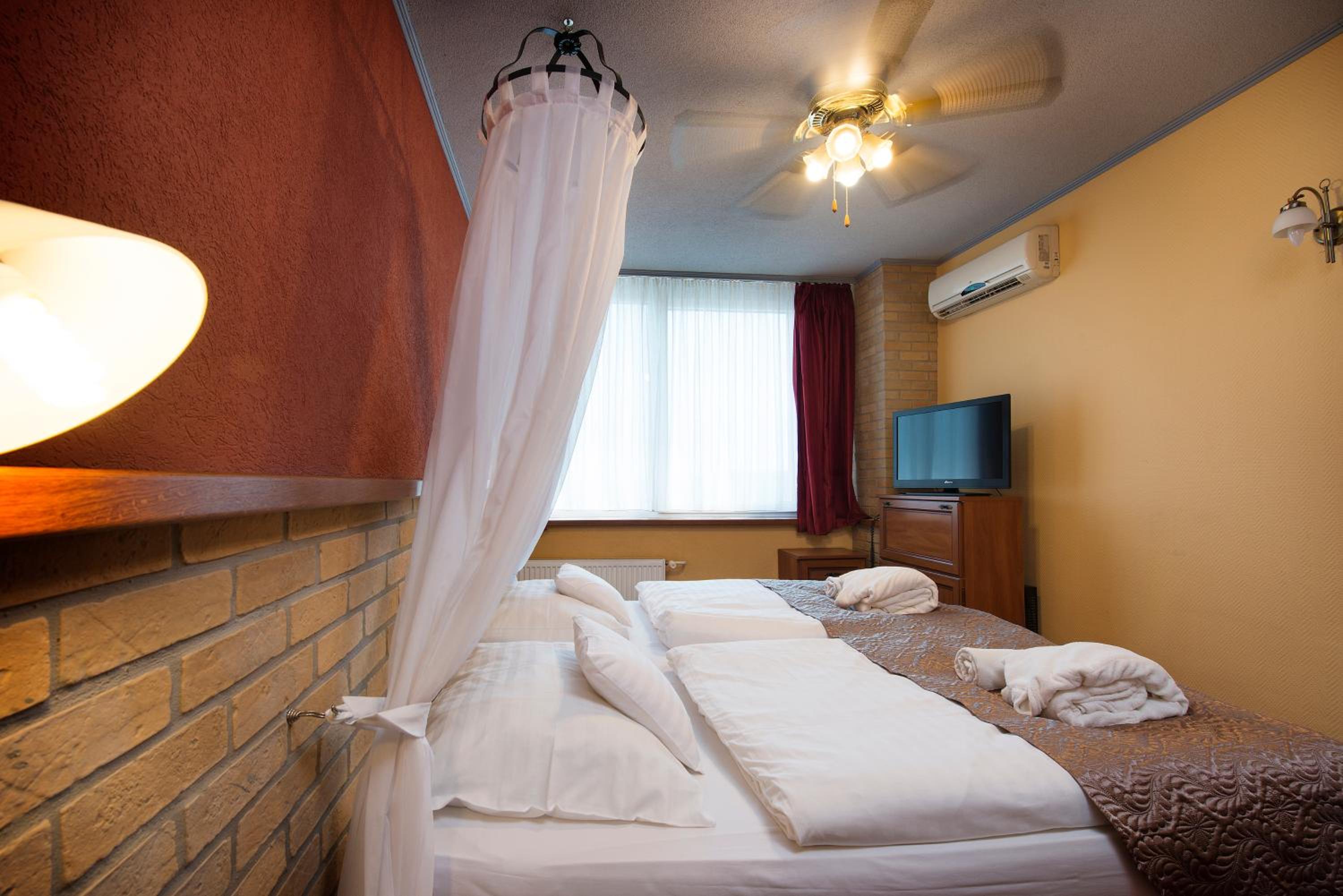 Double or Twin Room - Photo 2