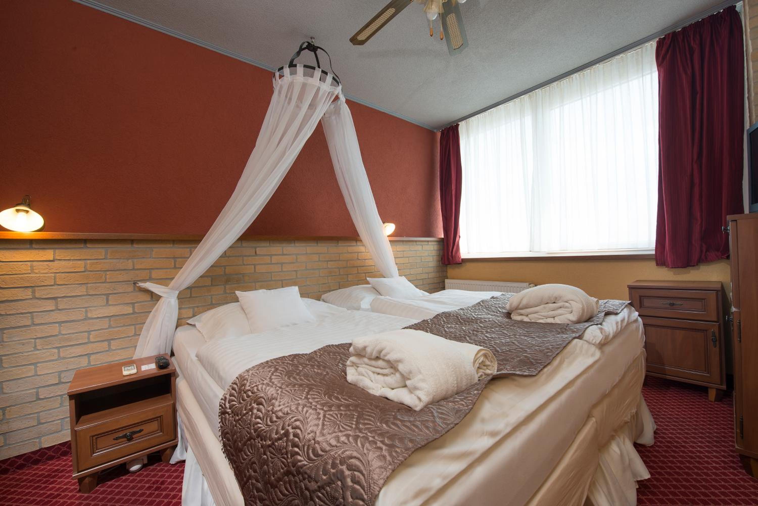 Double or Twin Room - Photo 5