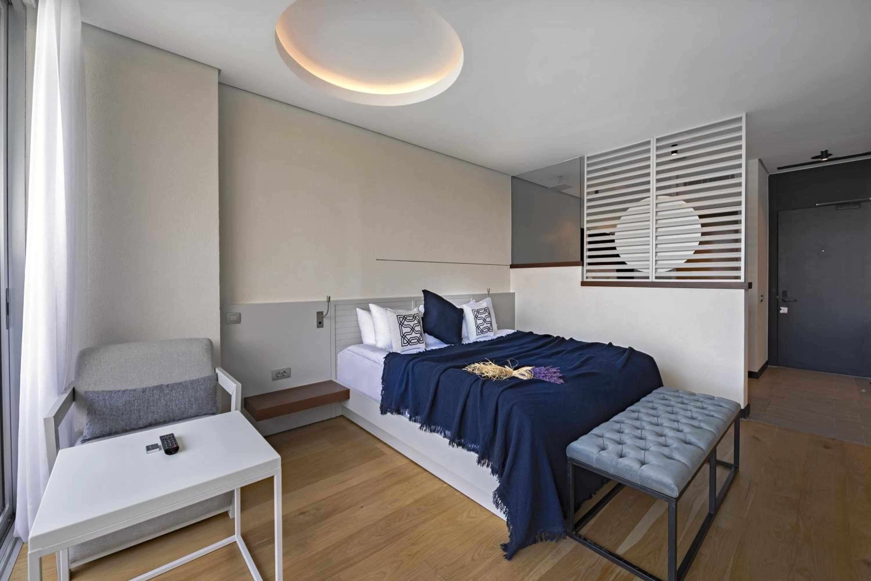 Chambre de Luxe avec Piscine - Vue Partielle sur Mer