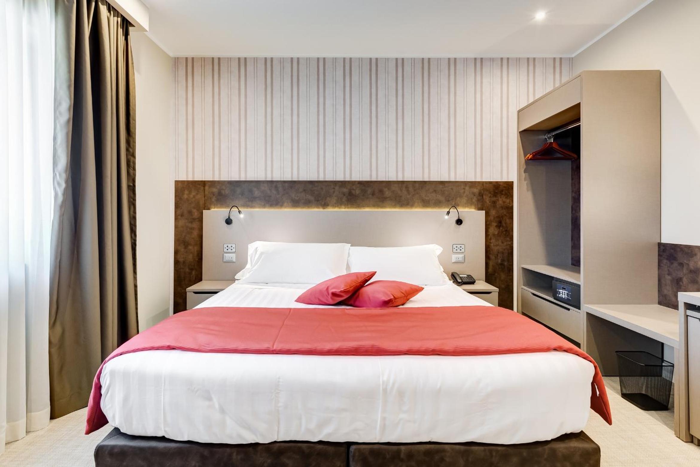 Superior Double Room thumbnail 5