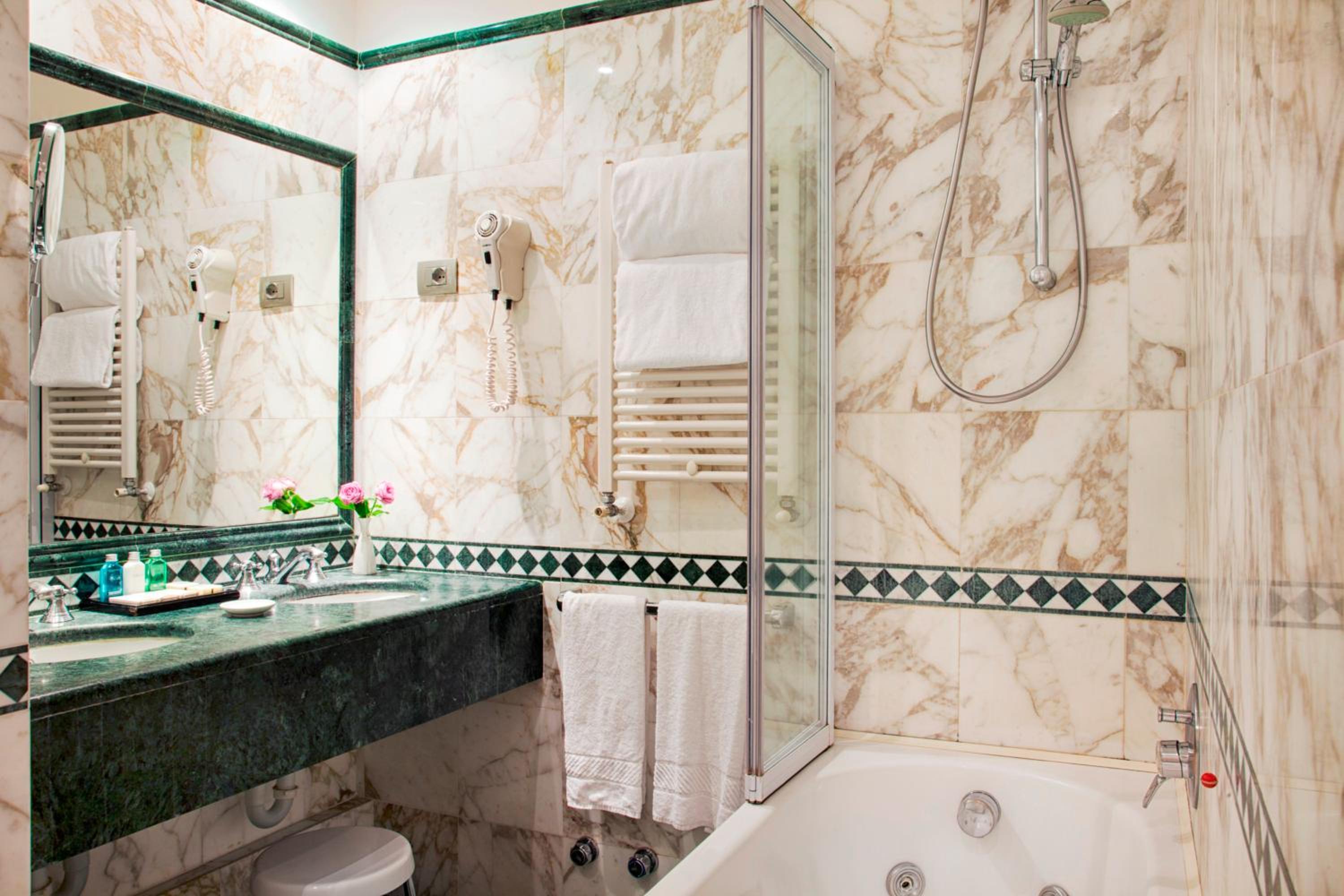 Deluxe Junior Suite thumbnail 5