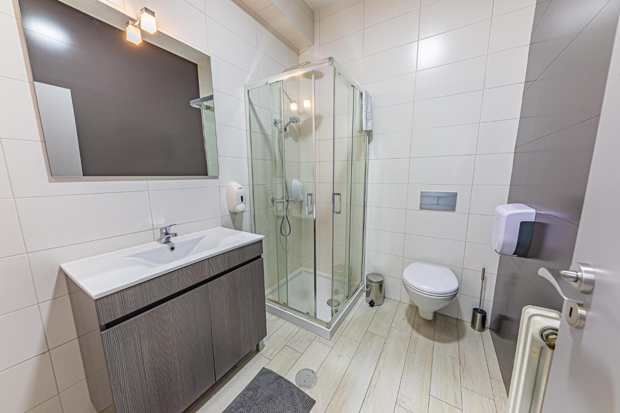 Twin Room with Private Bathroom - Photo 8