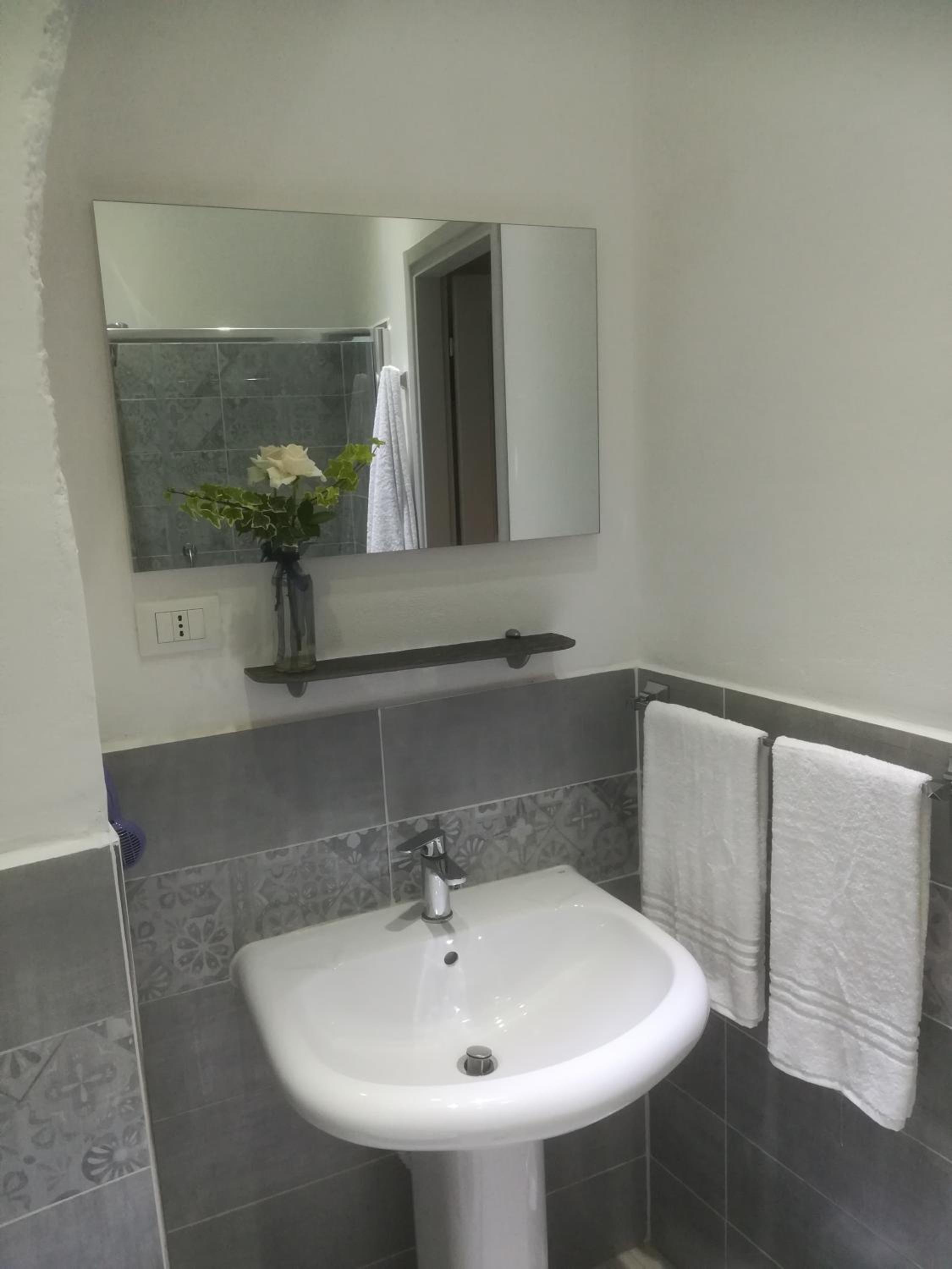 Double or Twin Room with Private Bathroom - Photo 6
