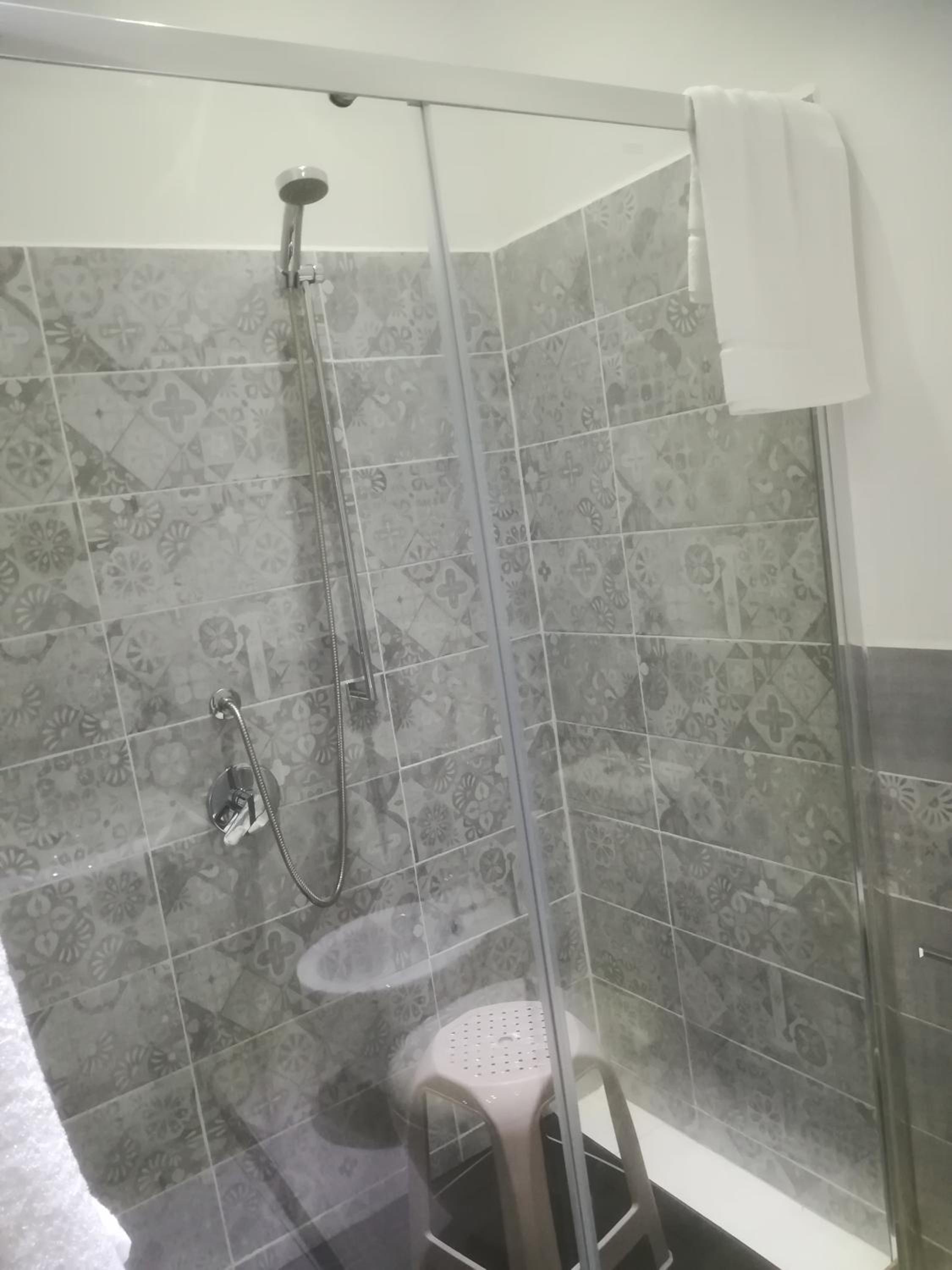 Double or Twin Room with Private Bathroom - Photo 8