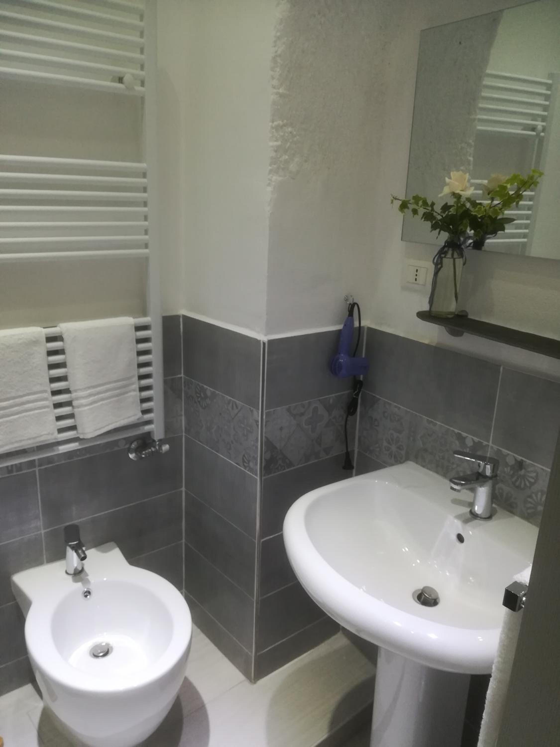 Double or Twin Room with Private Bathroom - Photo 7