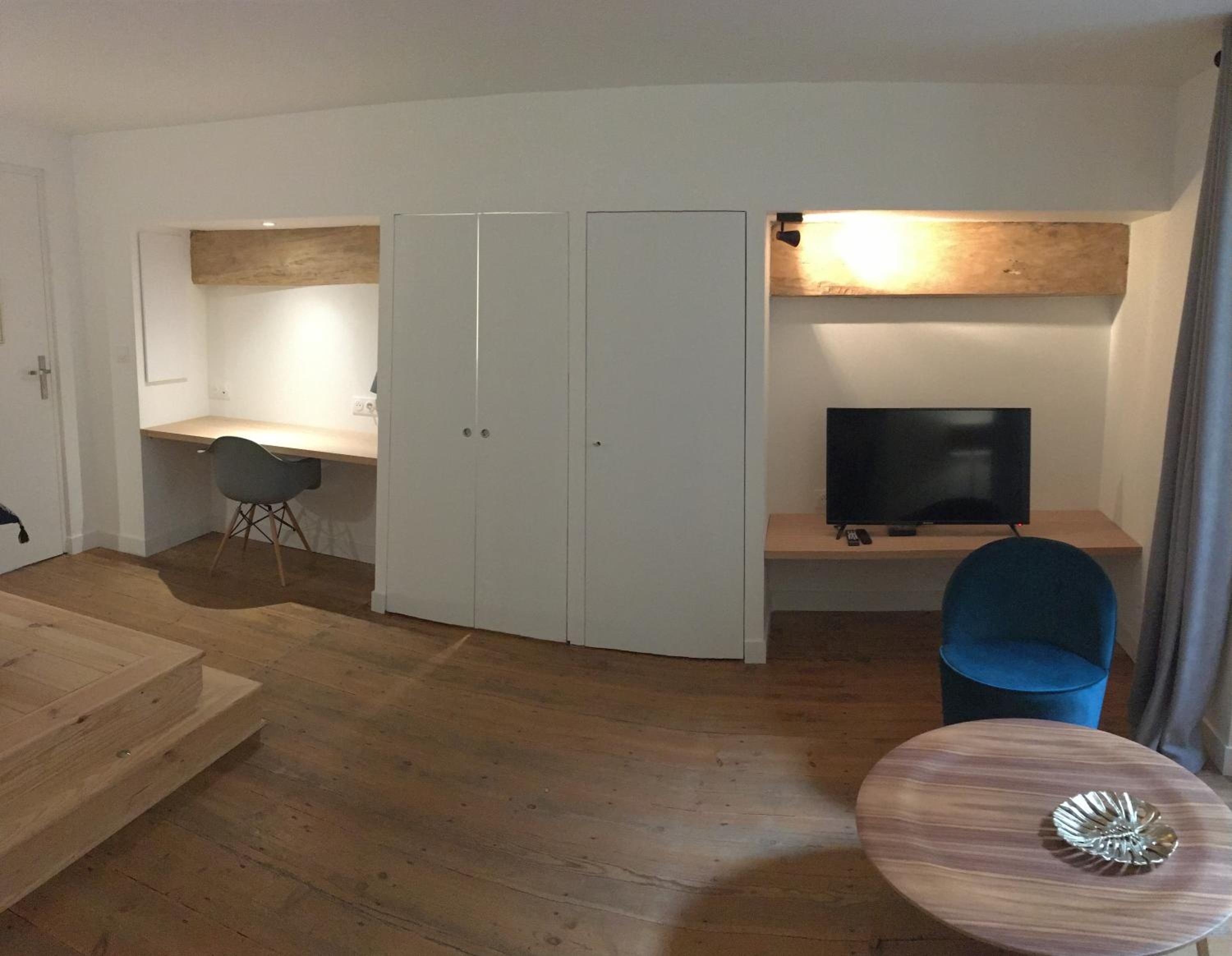One-Bedroom Apartment photo 3