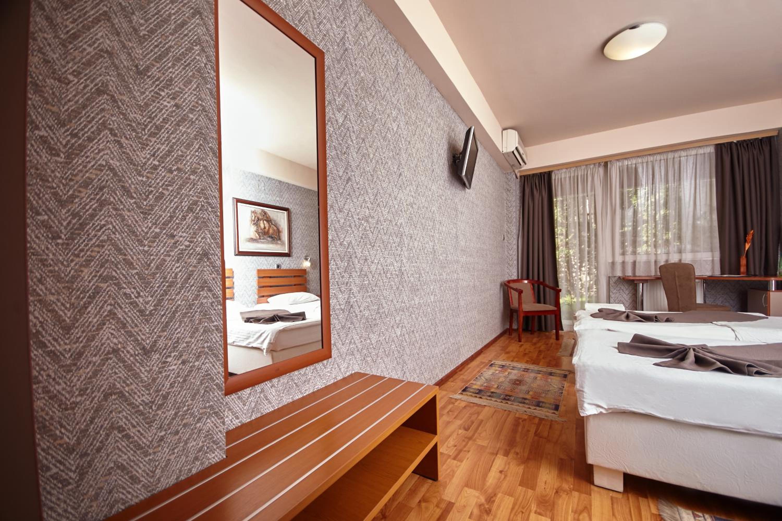 Economy Twin Room photo 3