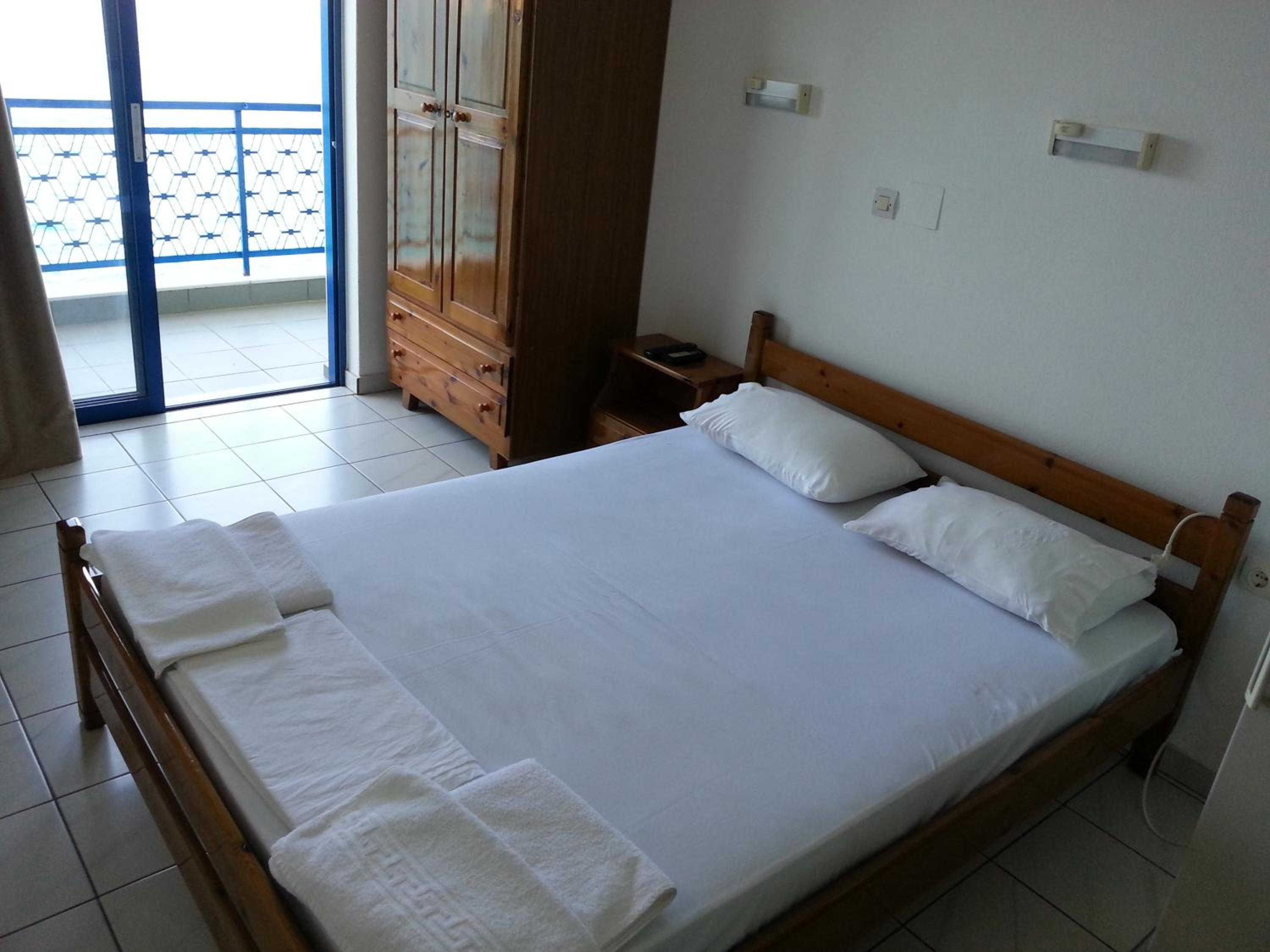 Double or Twin Room with Sea View - Photo 8