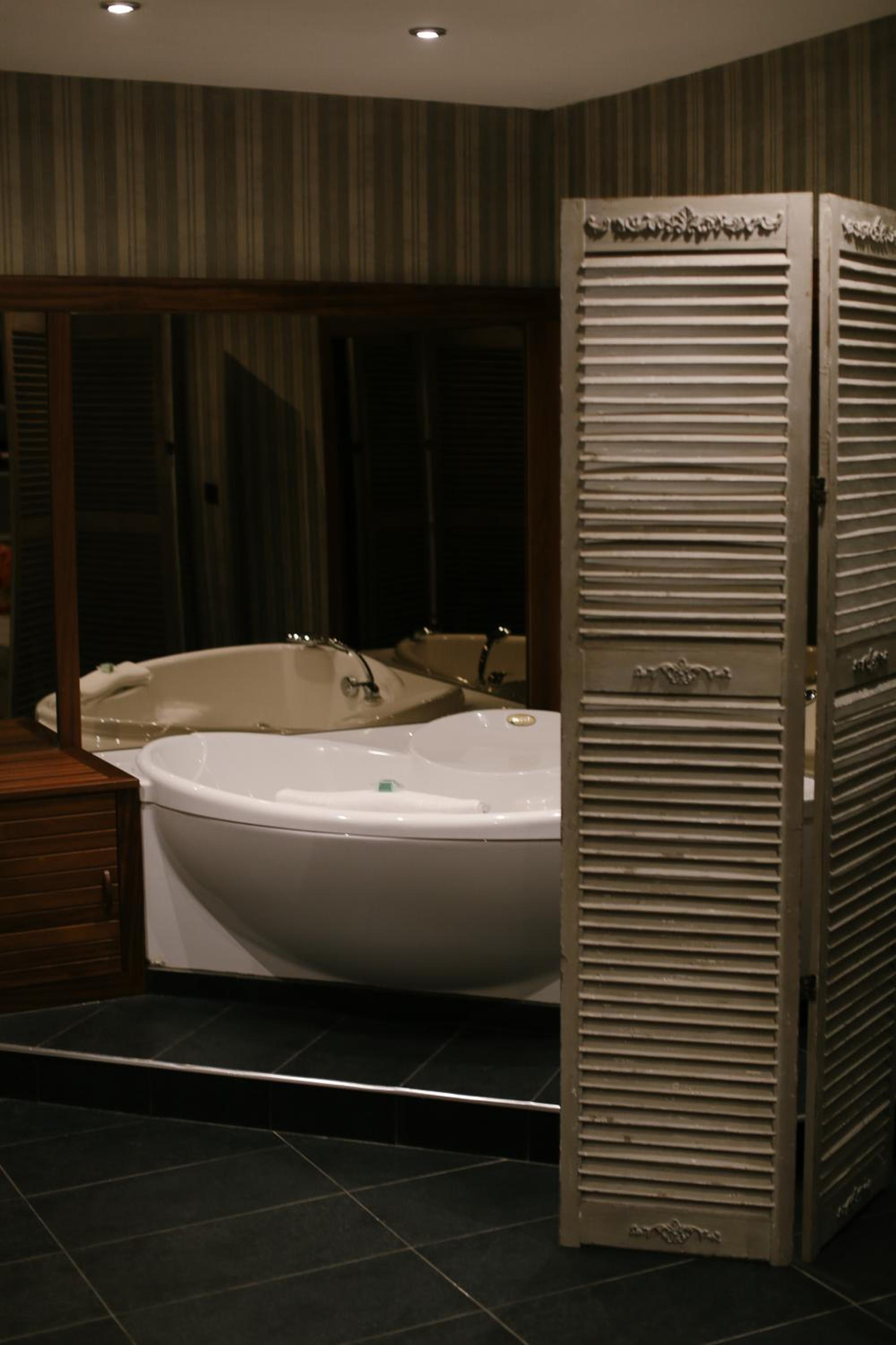 Jacuzzi Suite - Photo 9