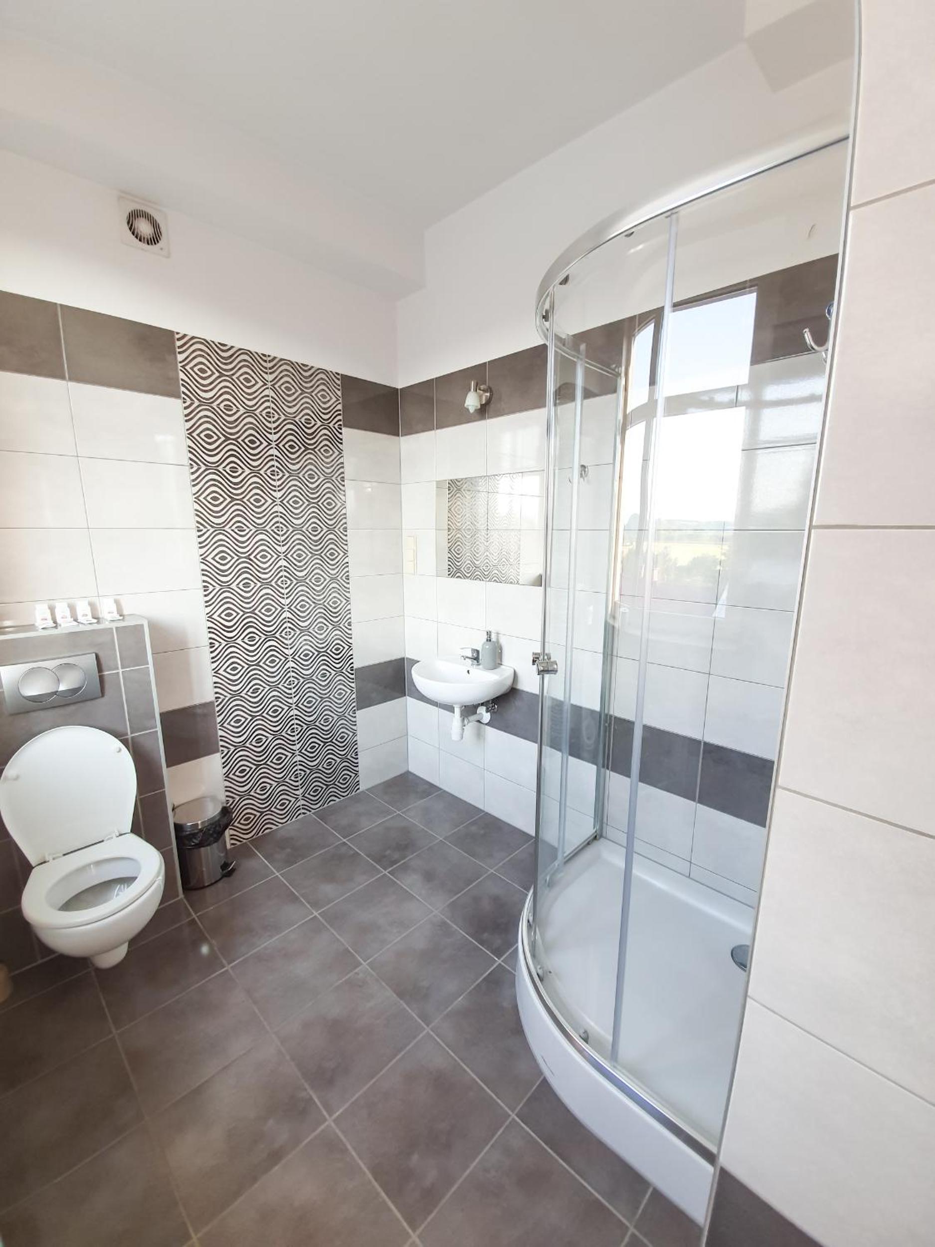 Quadruple Room with Private Bathroom - Photo 3