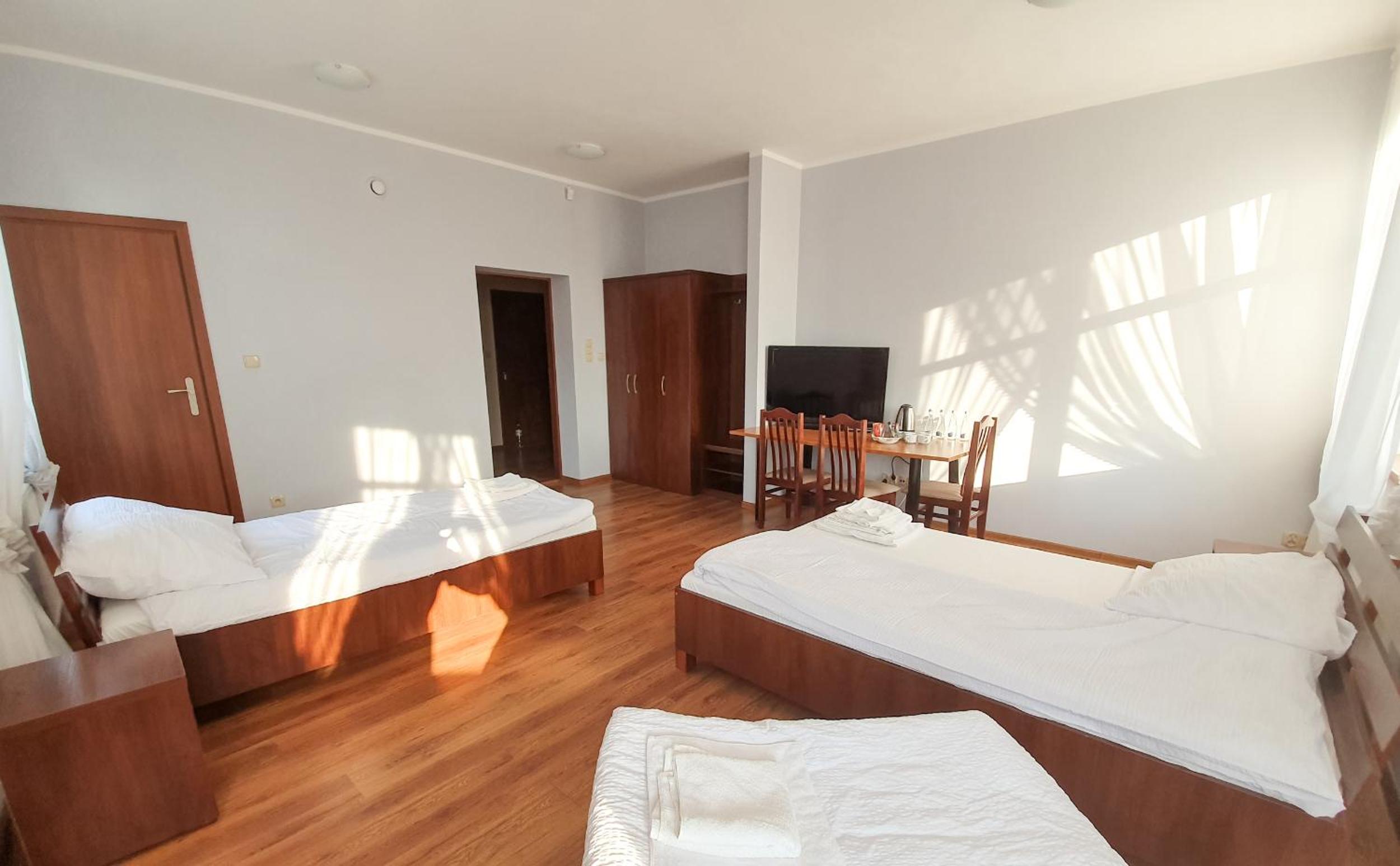 Quadruple Room with Private Bathroom - Photo 5