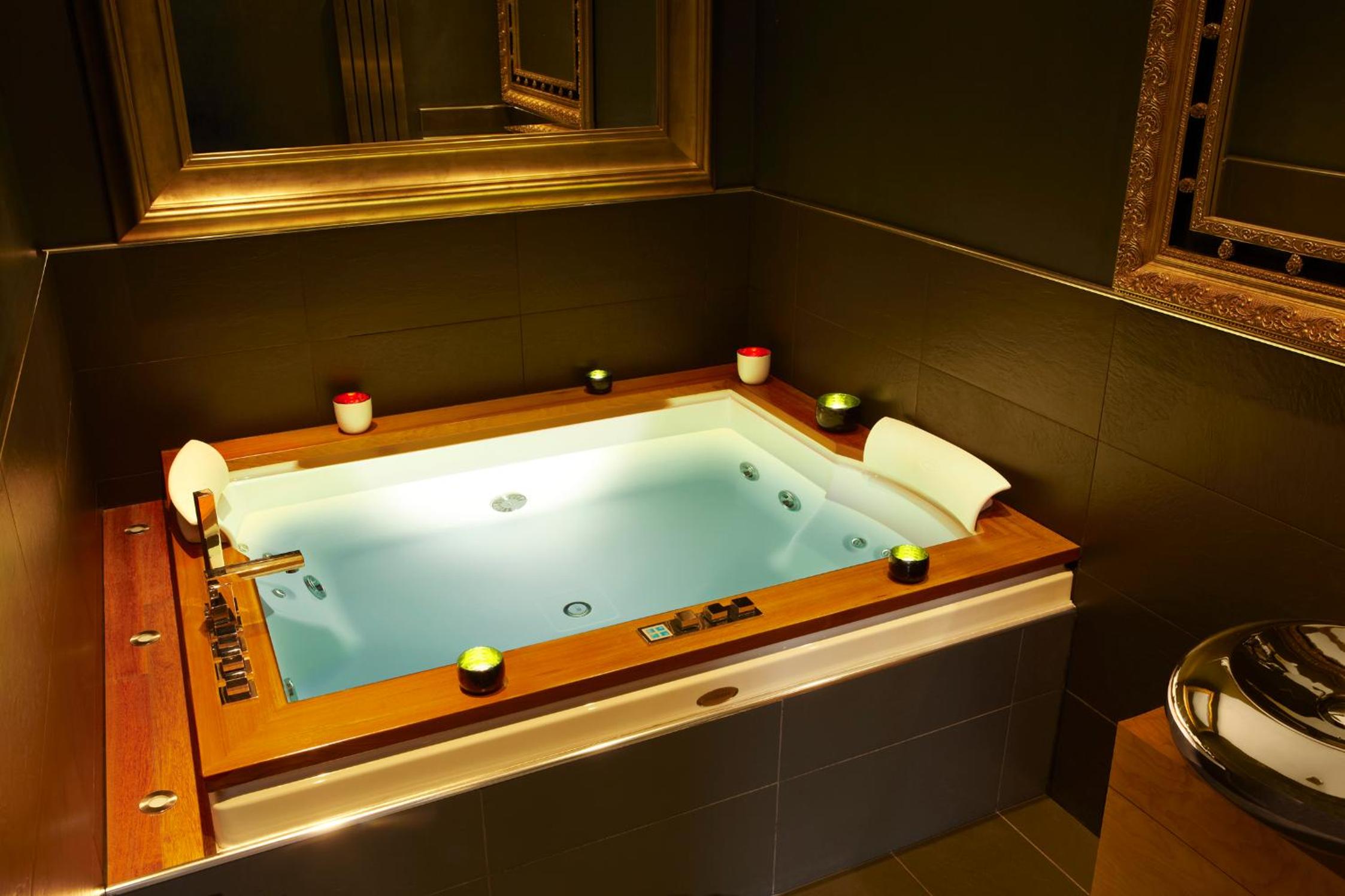 Jacuzzi Suite - Photo 6