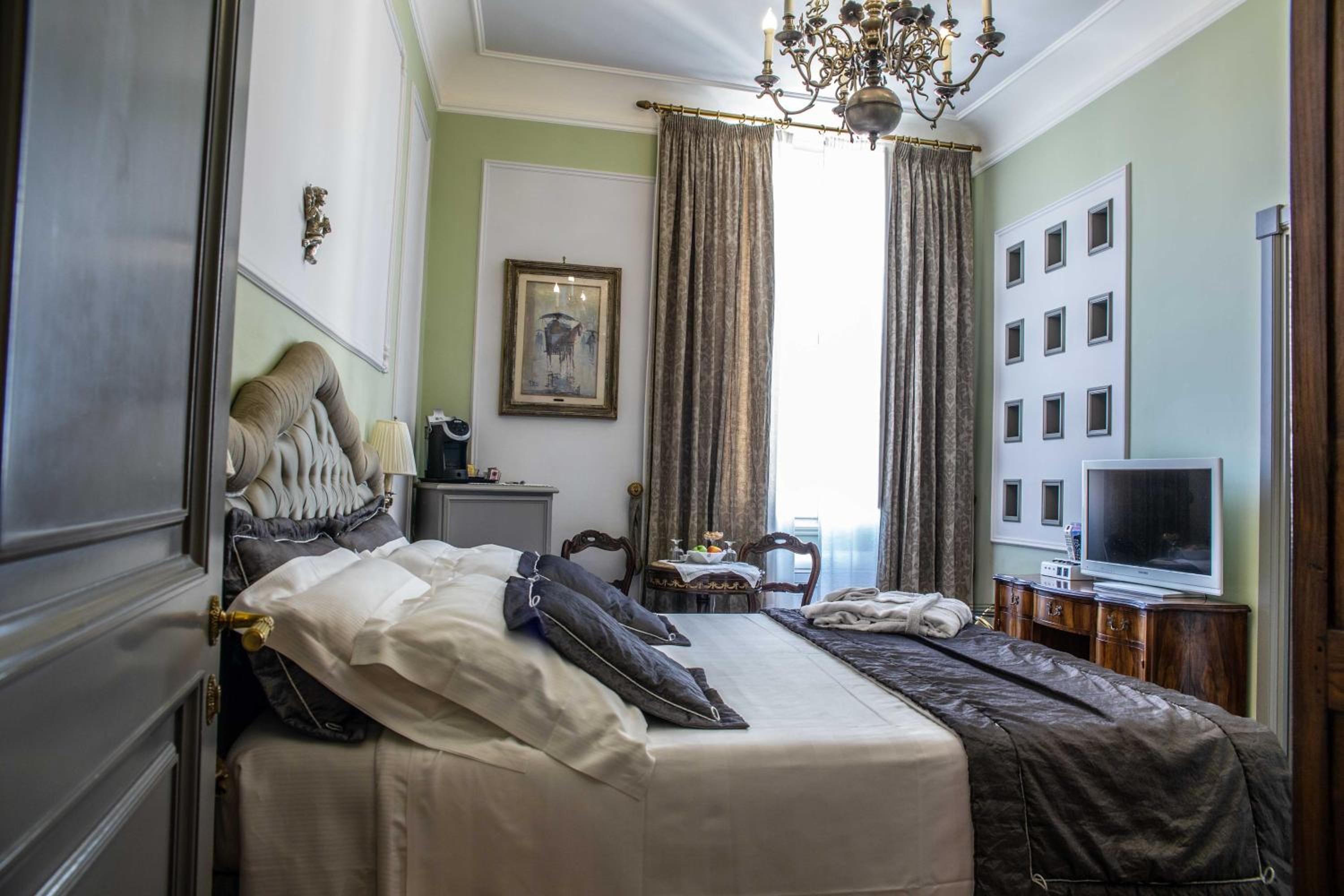Queen Suite with Spa Bath photo 1