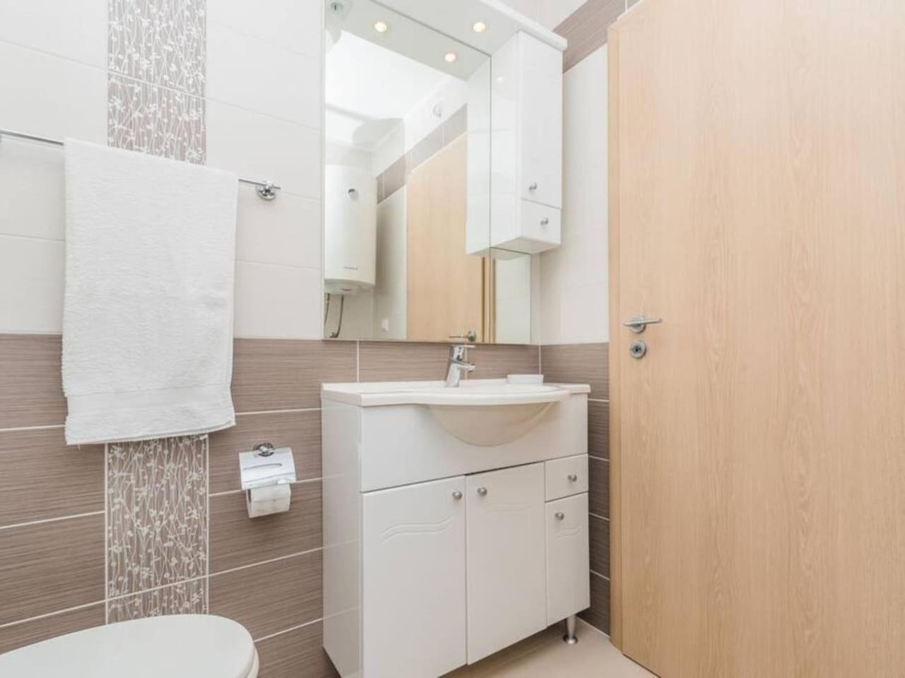 One-Bedroom Apartment - Photo 20