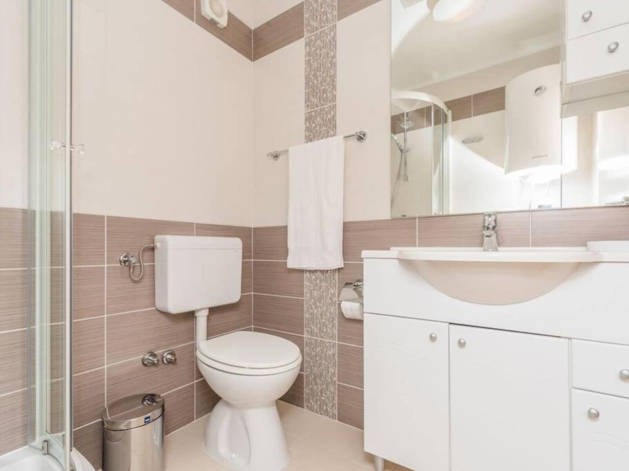 One-Bedroom Apartment - Photo 6
