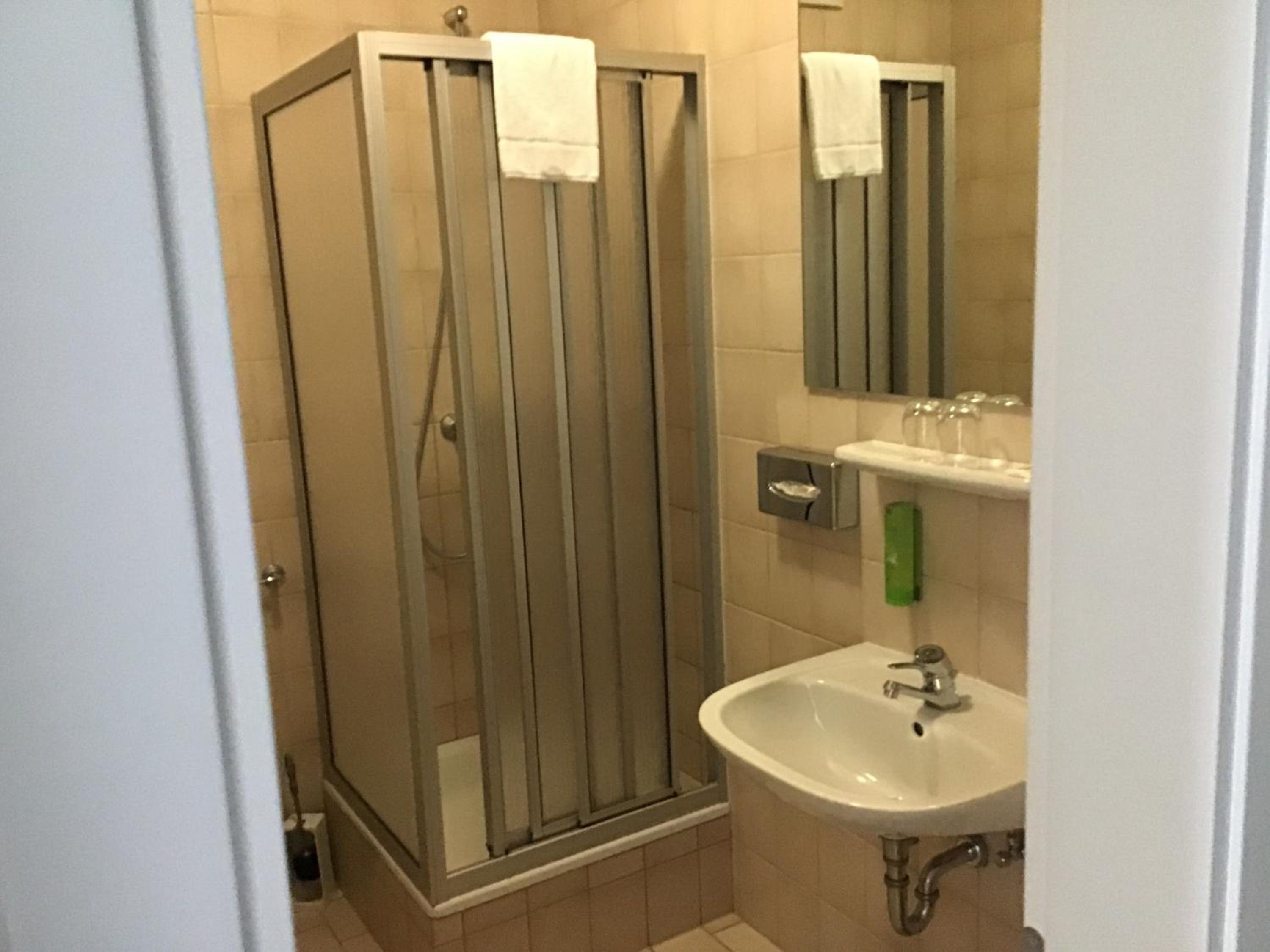 Double Room - Photo 12