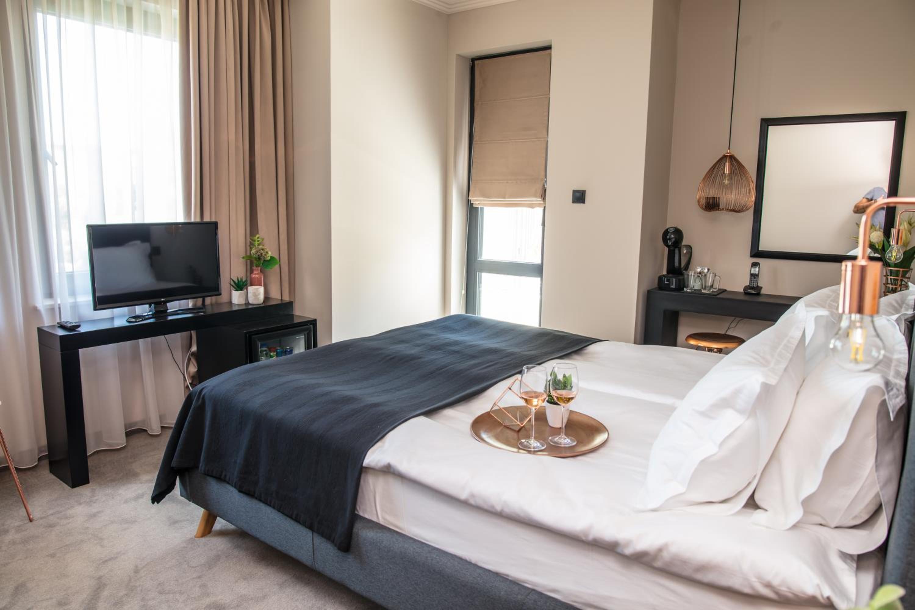 Deluxe Double Room with Balcony - Photo 4
