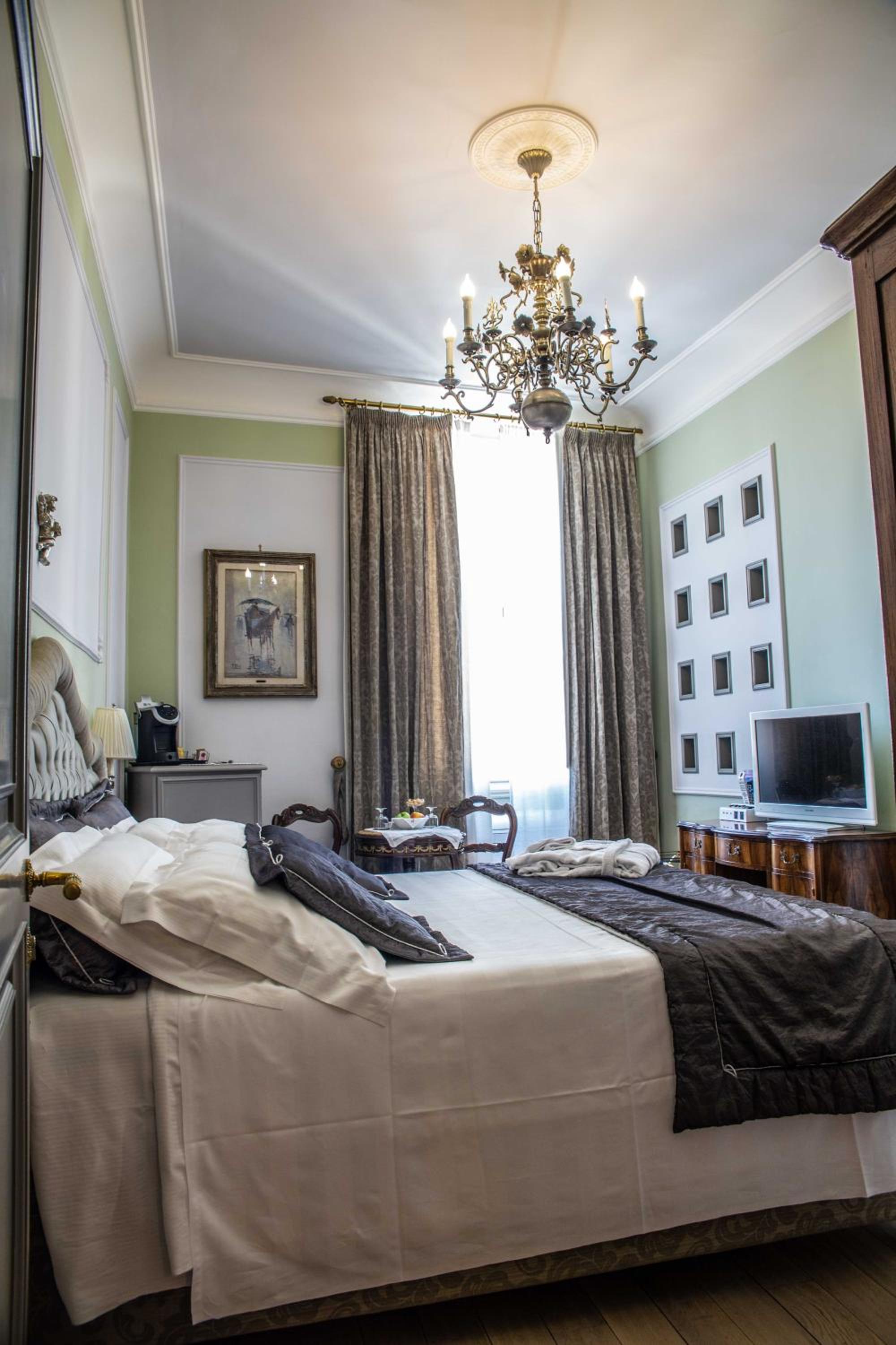Queen Suite with Spa Bath photo 3