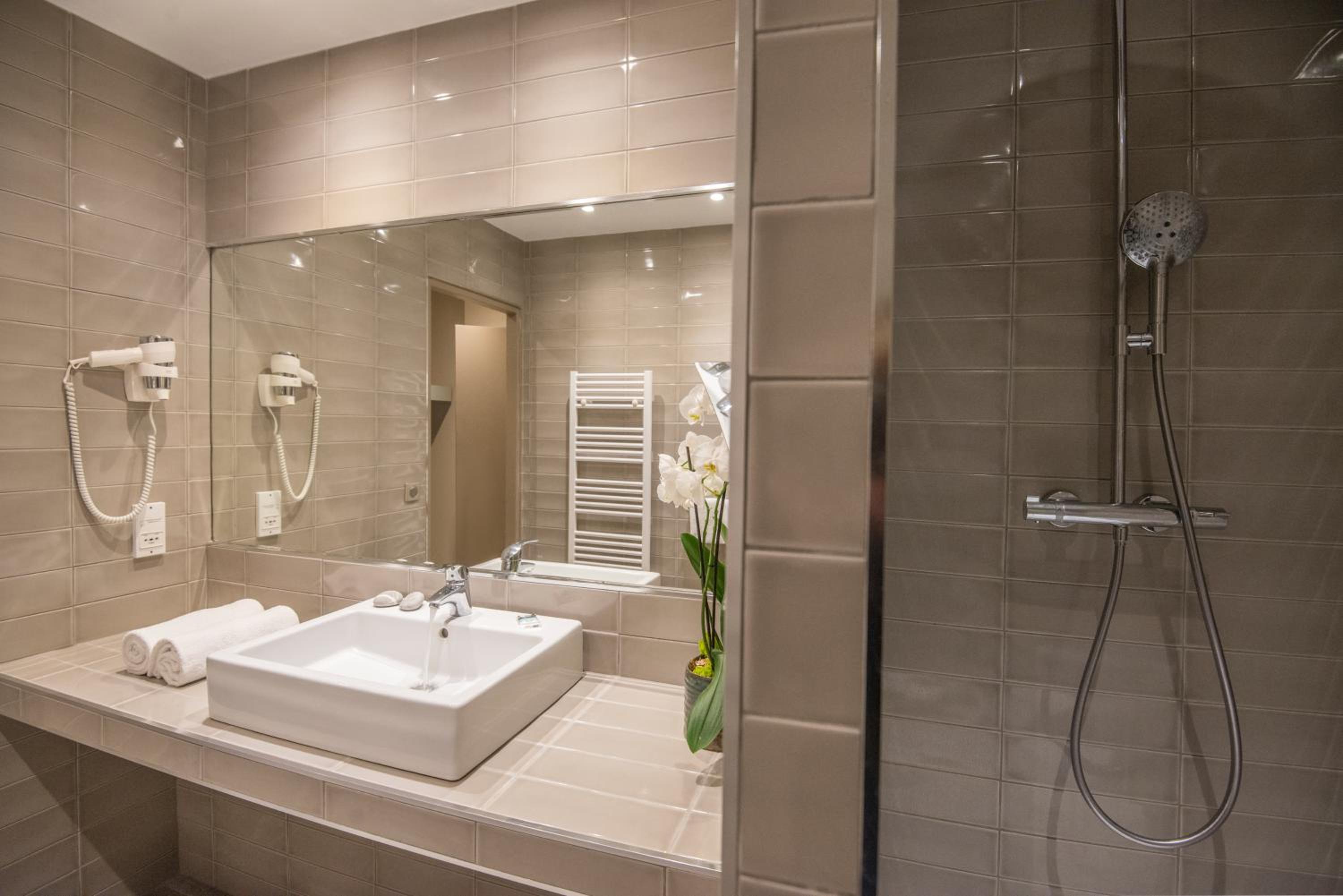 Standard King Room - Photo 7