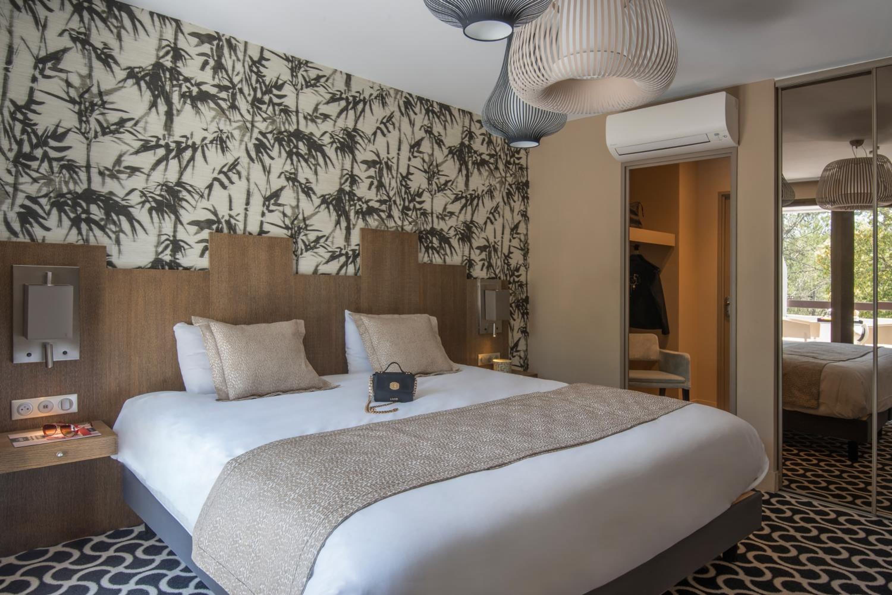 Standard King Room - Photo 5