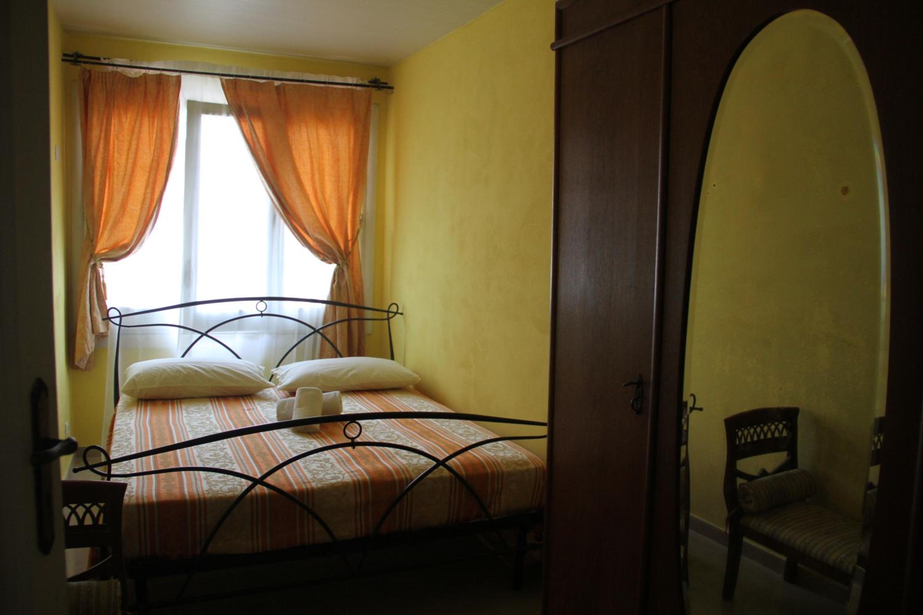 Double Room with Private External Bathroom photo 1