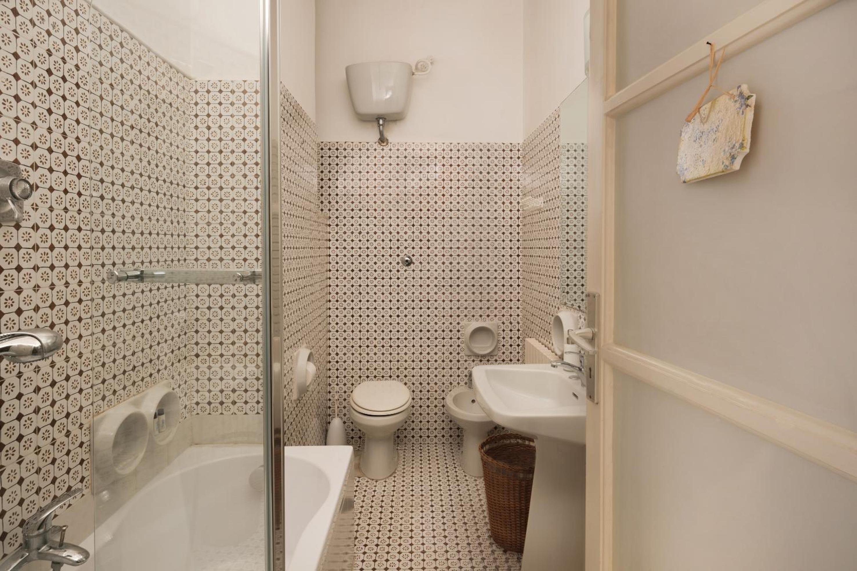 Deluxe Double Room (2 Adults + 1 Child) - Photo 4