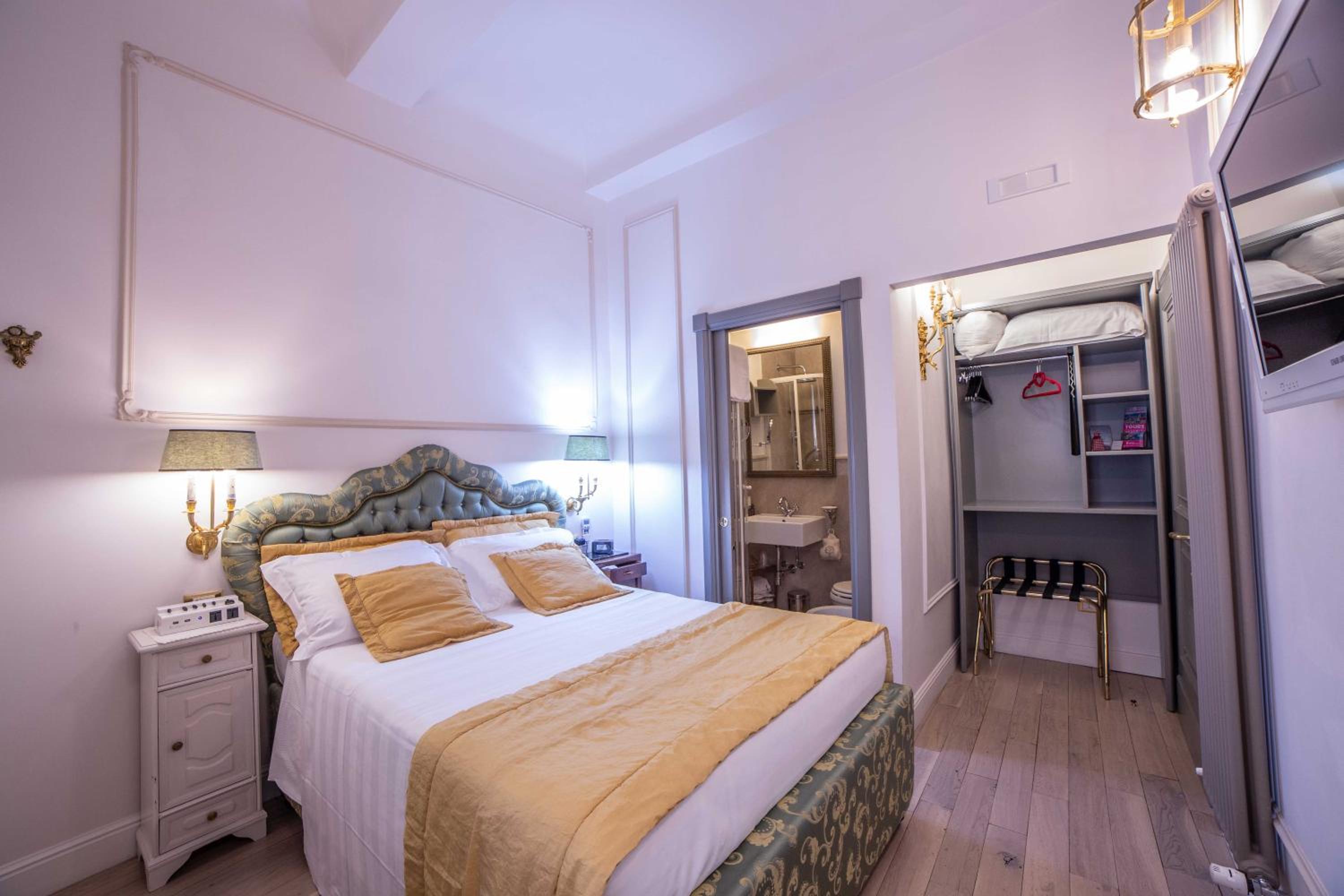 Budget Double Room photo 3