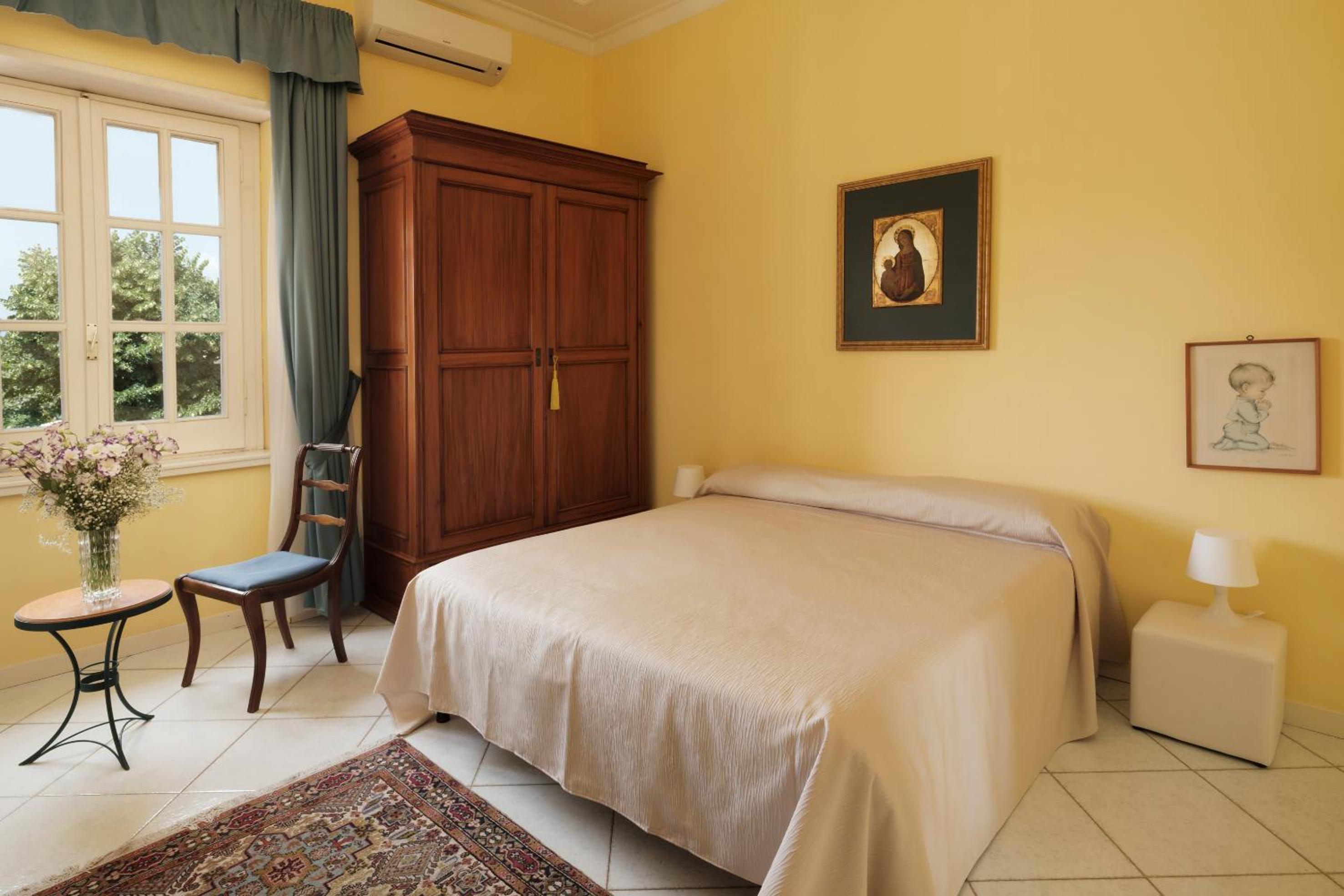 Deluxe Double Room (2 Adults + 1 Child) - Photo 2