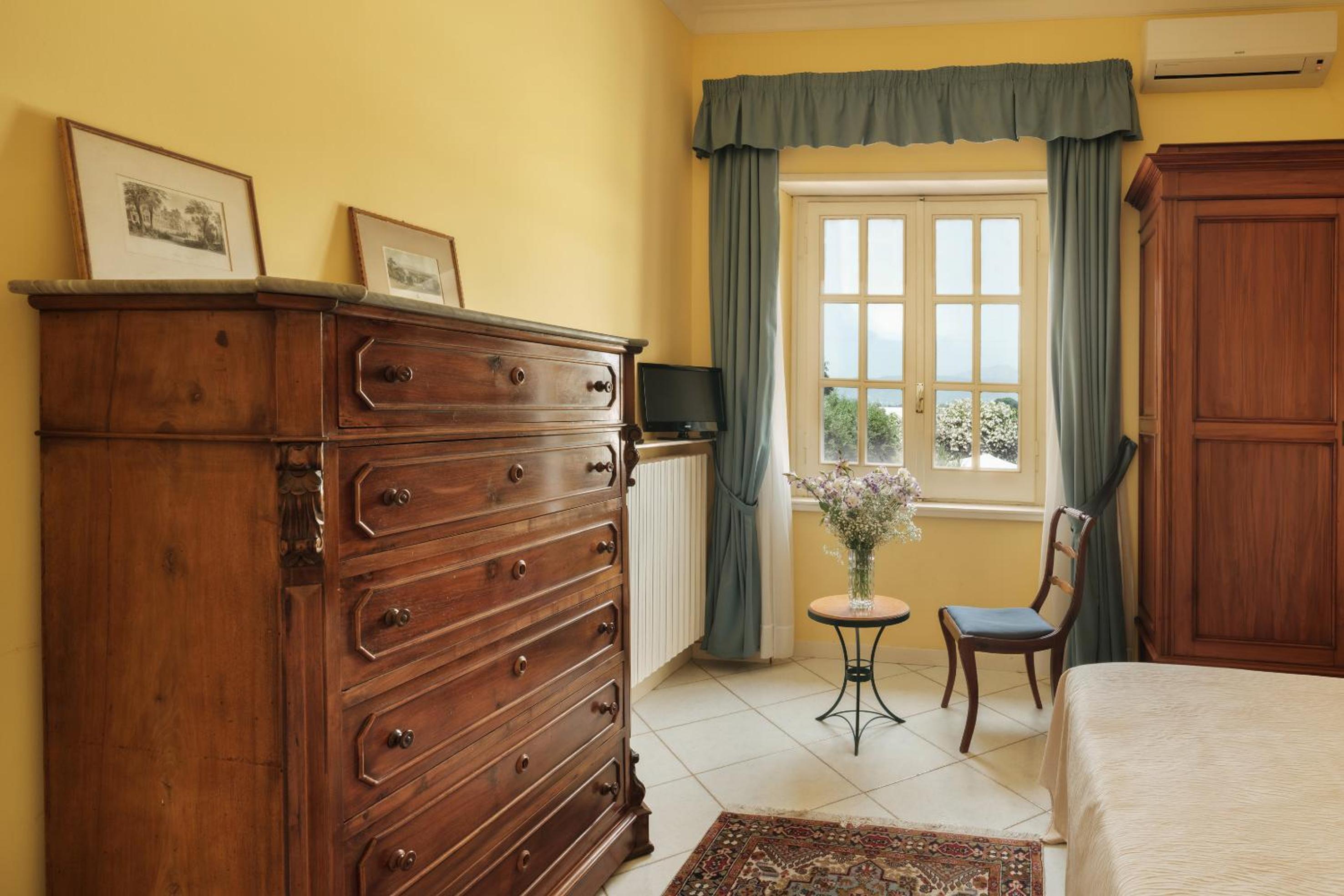 Deluxe Double Room (2 Adults + 1 Child) - Photo 1