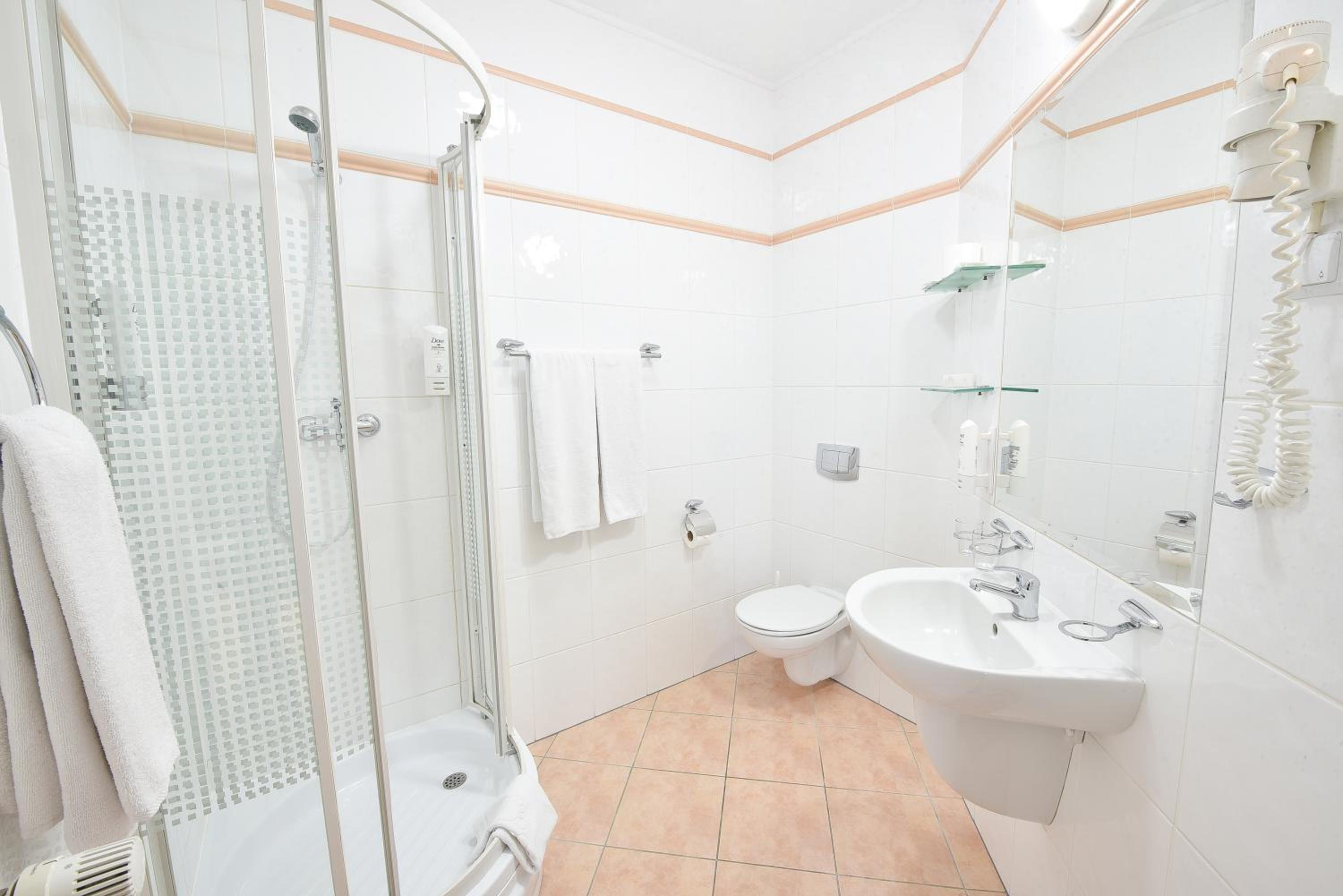 Standard Twin Room - Photo 3