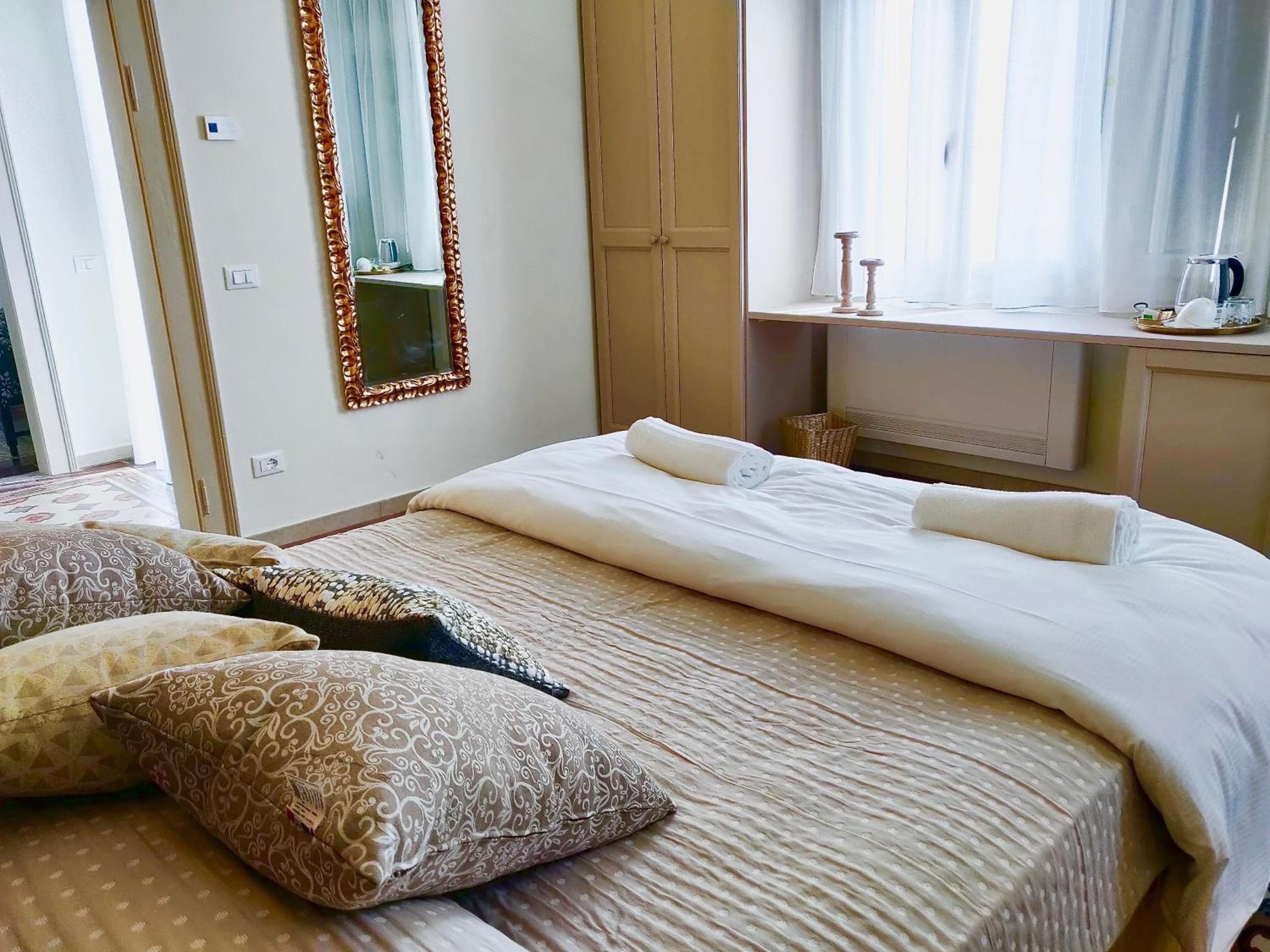 King Suite with Balcony - Photo 13