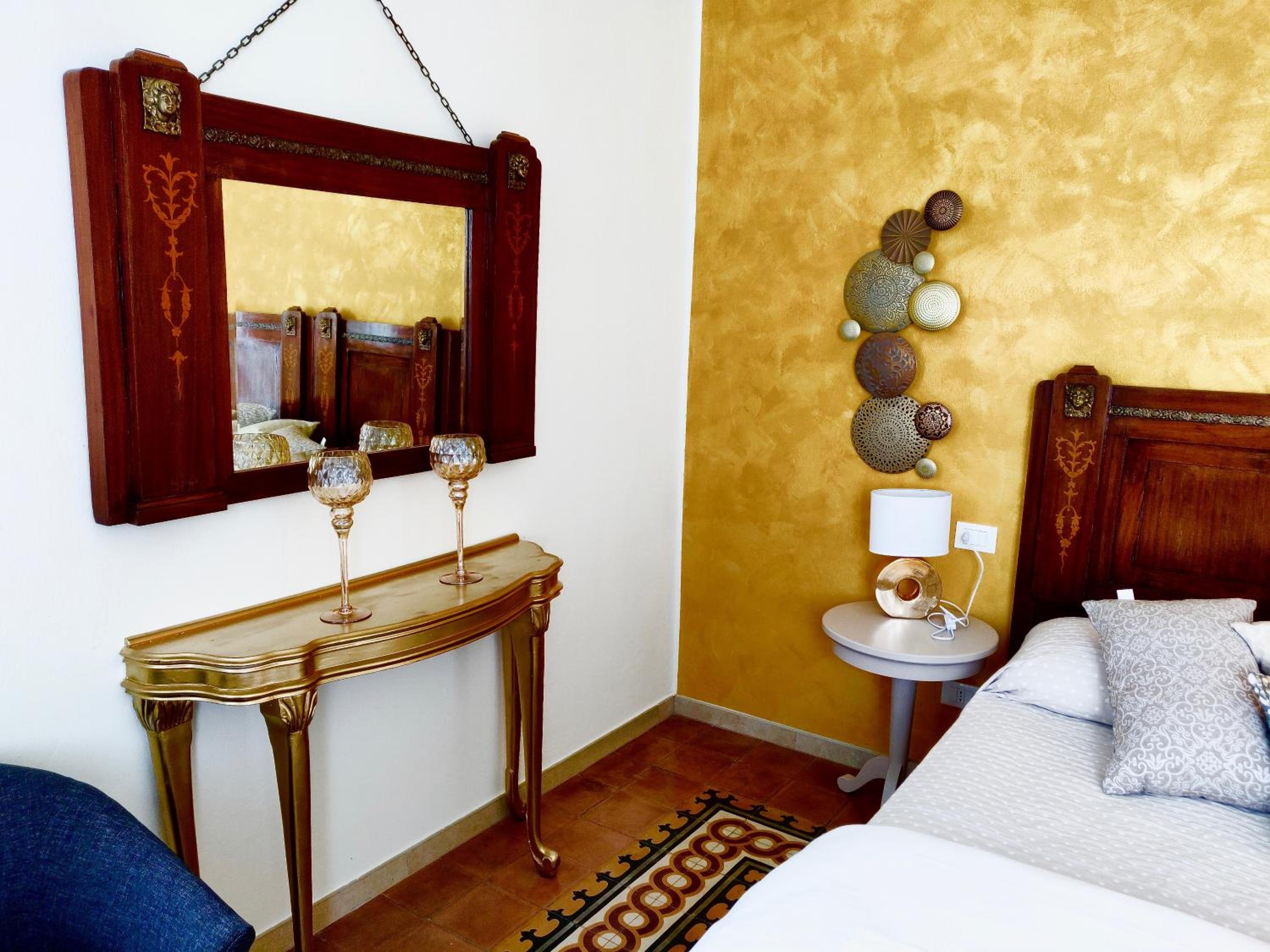 King Suite with Balcony - Photo 14