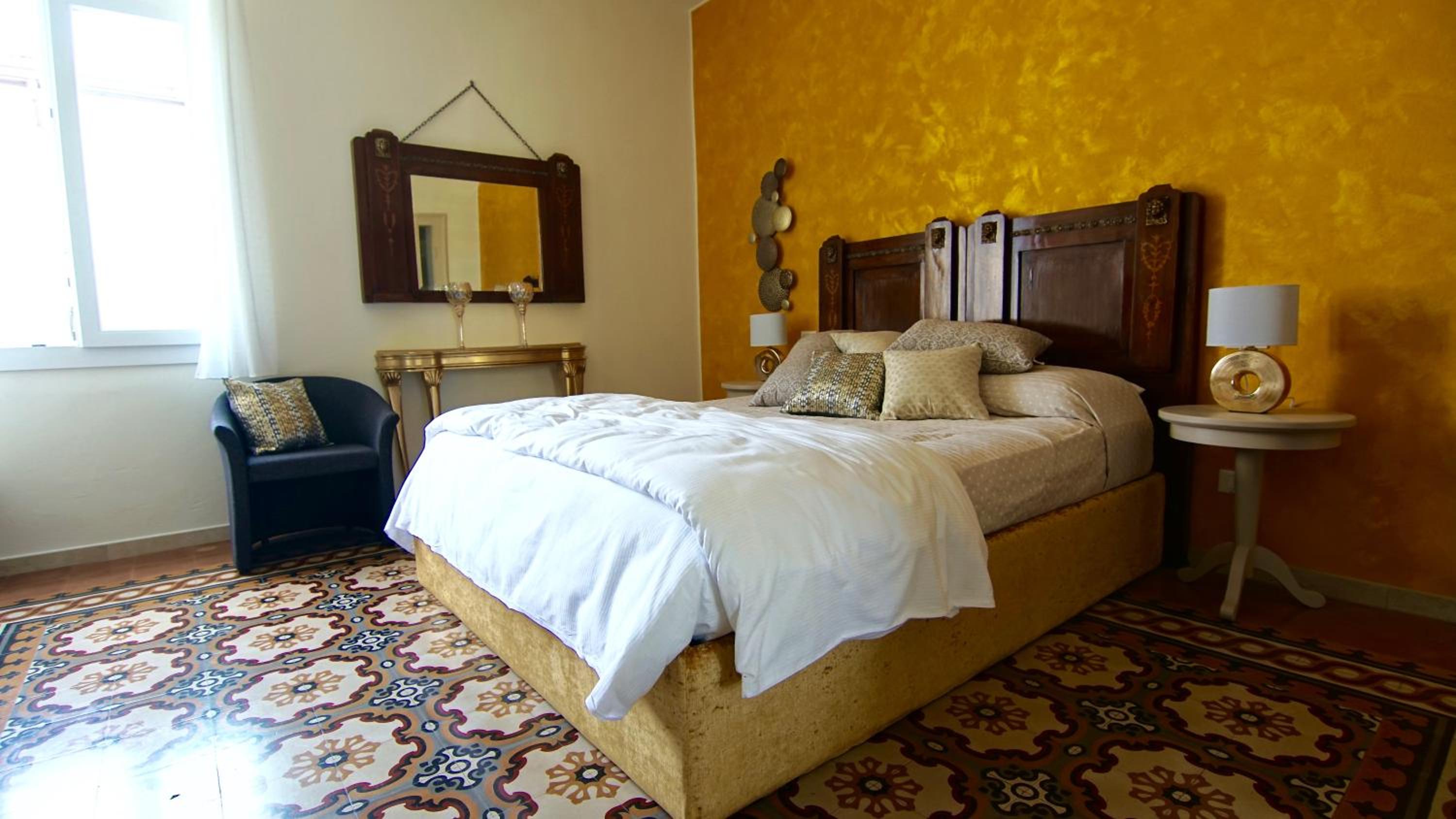 King Suite with Balcony - Photo 2