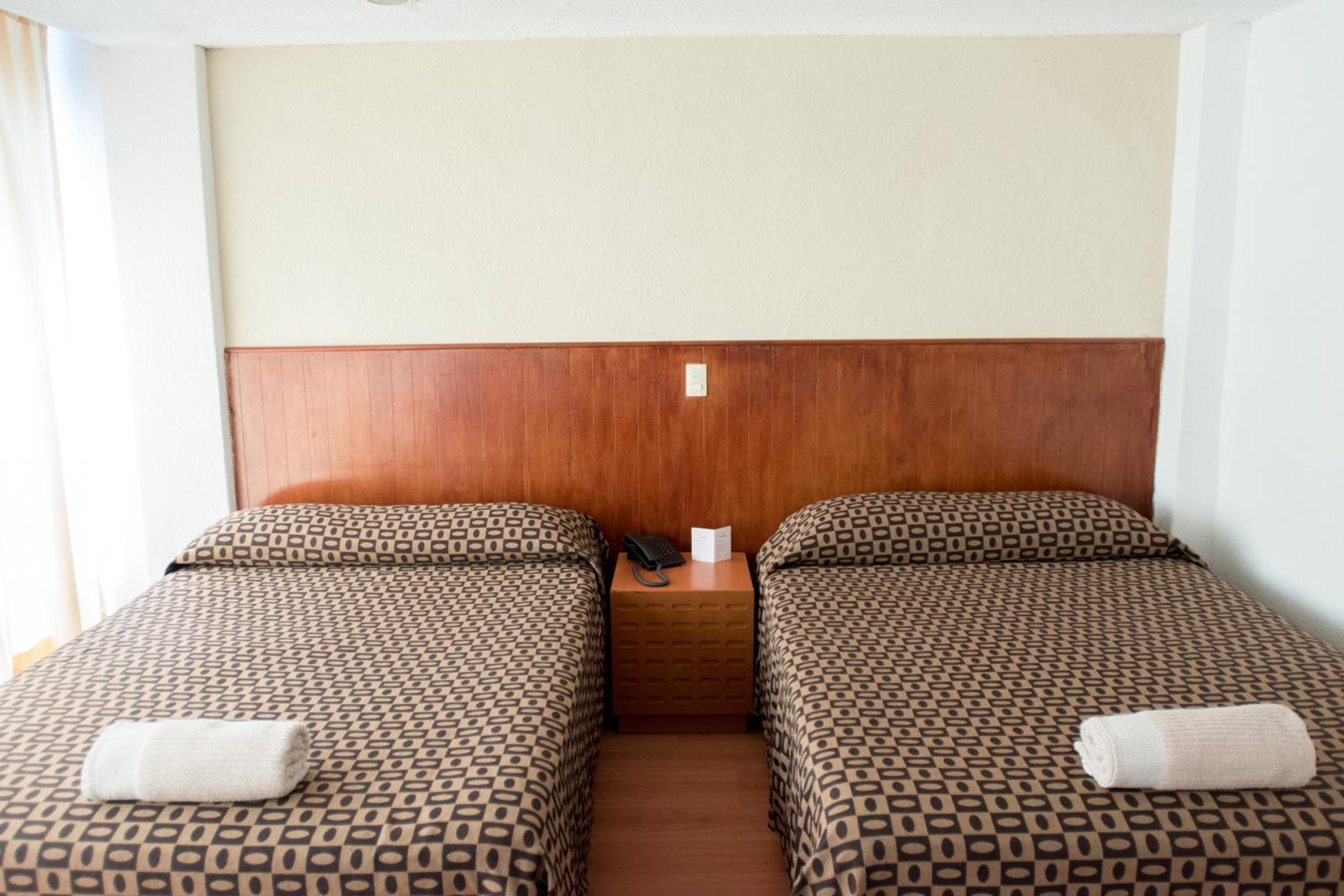 Double Room with Two Double Beds - Photo 12