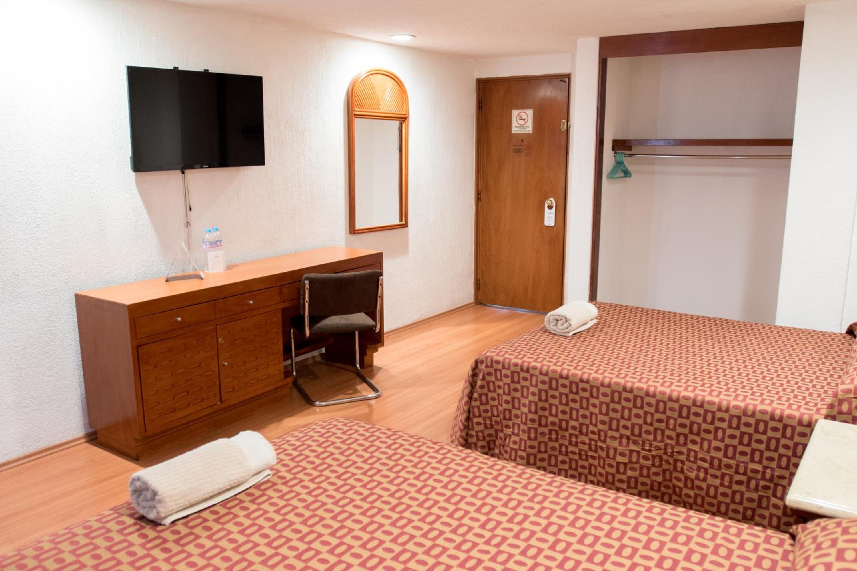 Double Room with Two Double Beds - Photo 7