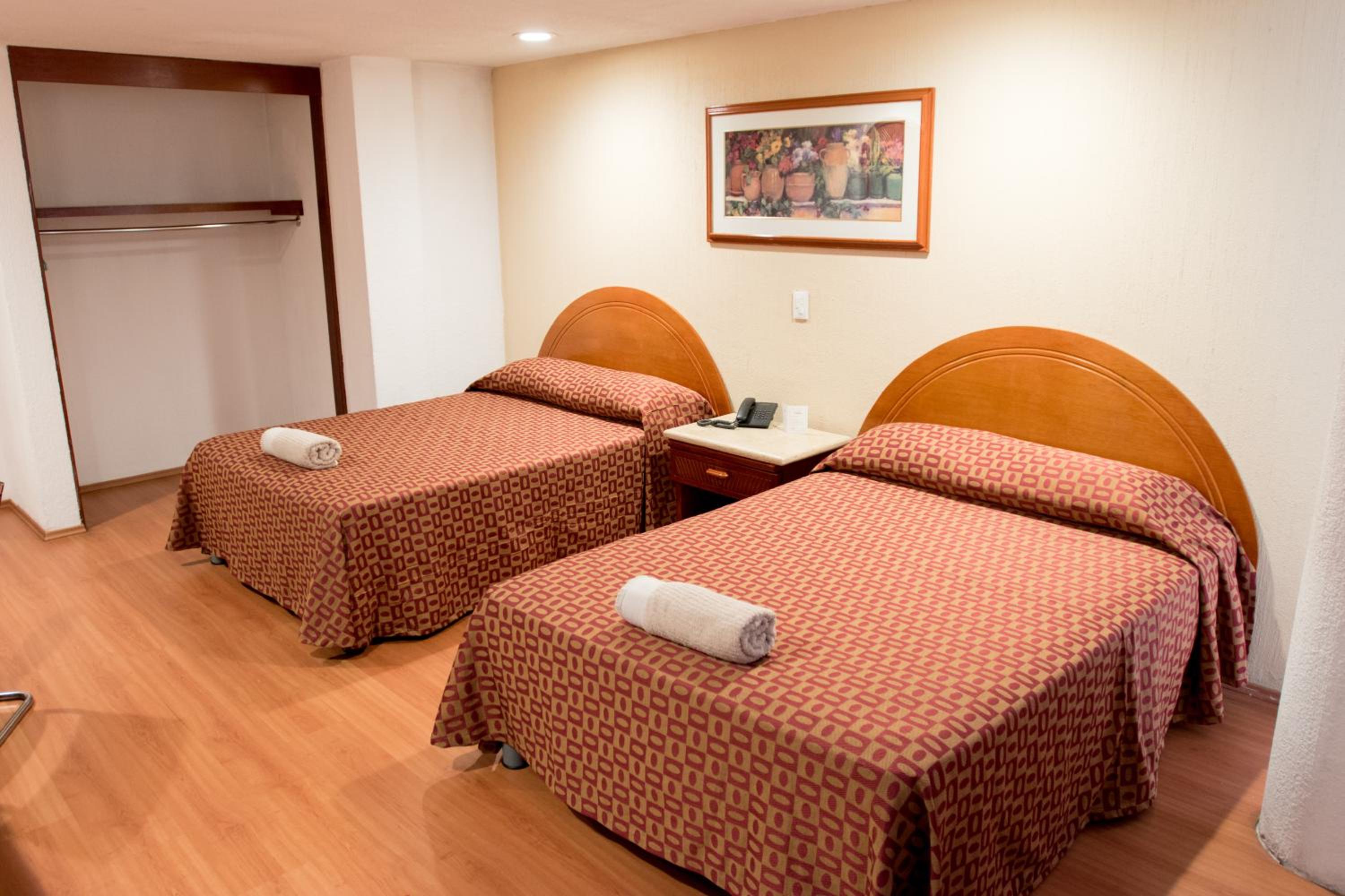 Double Room with Two Double Beds - Photo 6