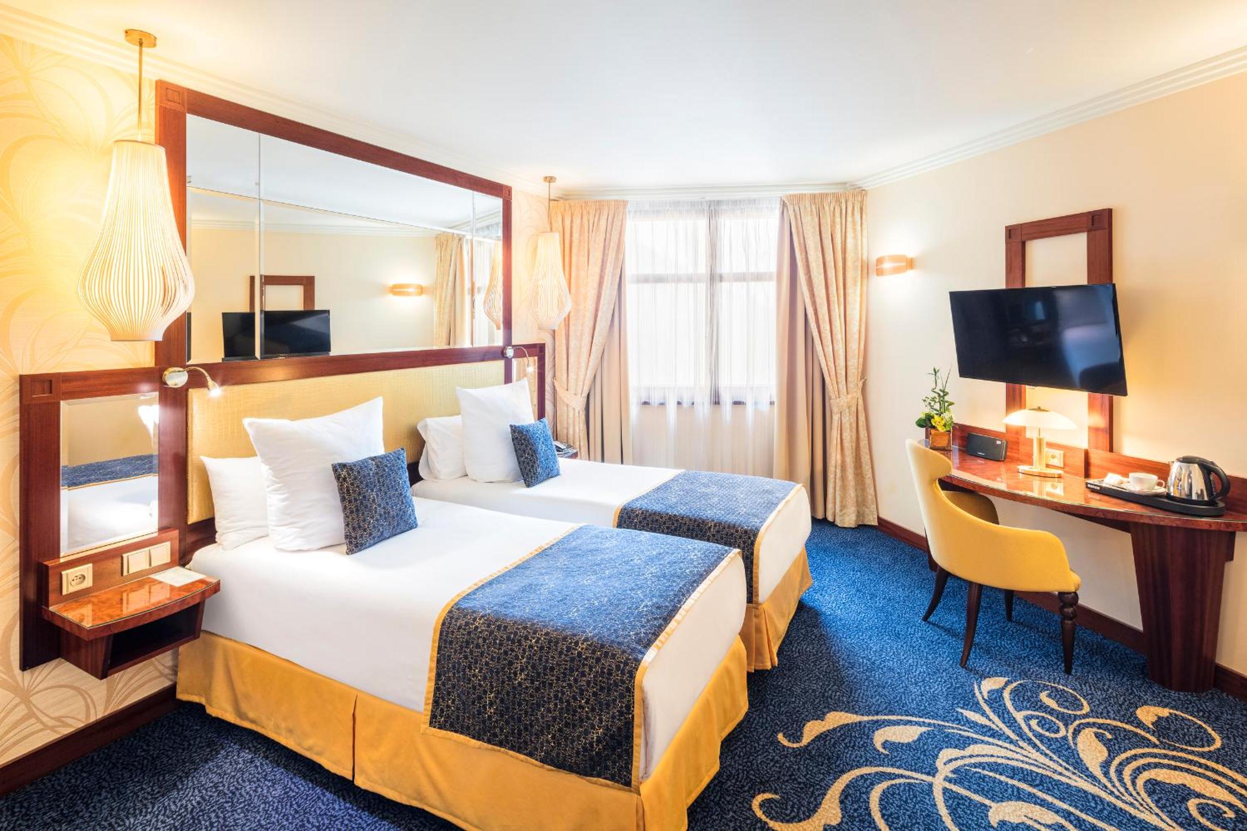 Deluxe Double Room (2 Adults + 1 Child)