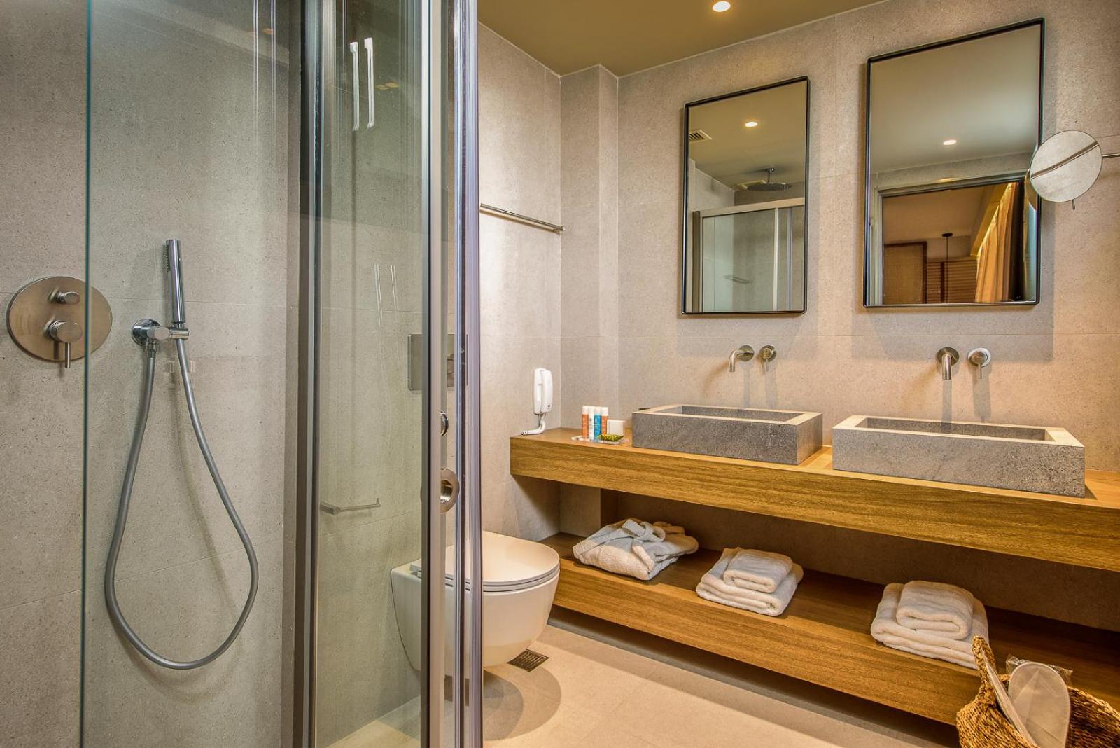 Superior Deluxe Triple Room - Photo 3