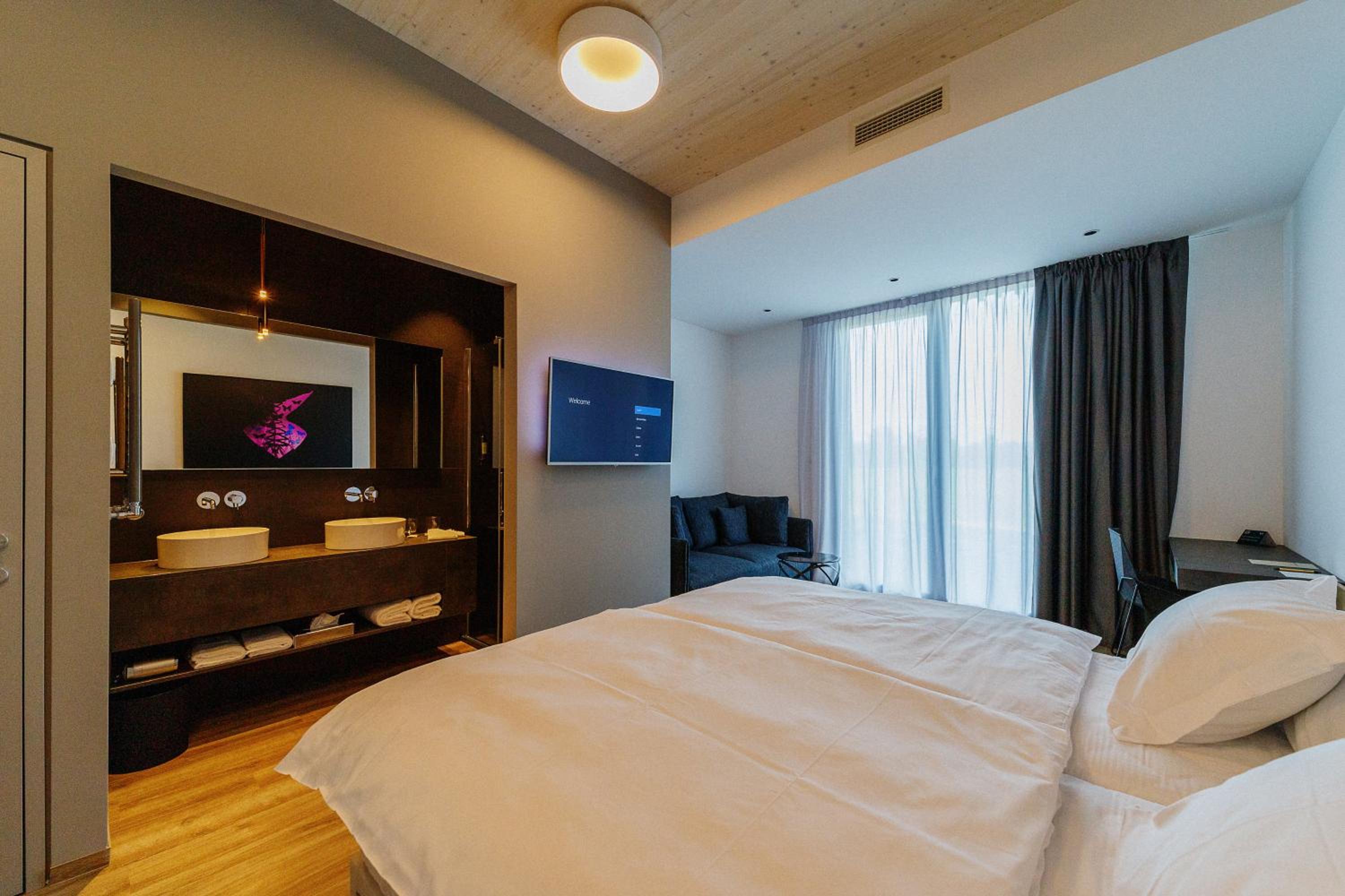 Deluxe Double or Twin with Park View - Photo 1