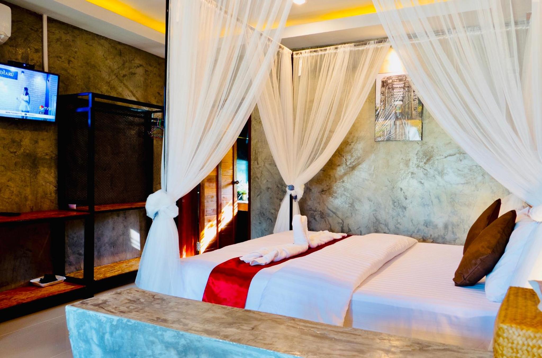 Suite with Pool View - Photo 12
