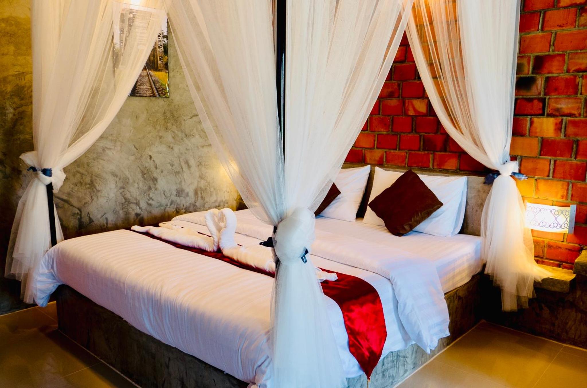 Suite with Pool View - Photo 1