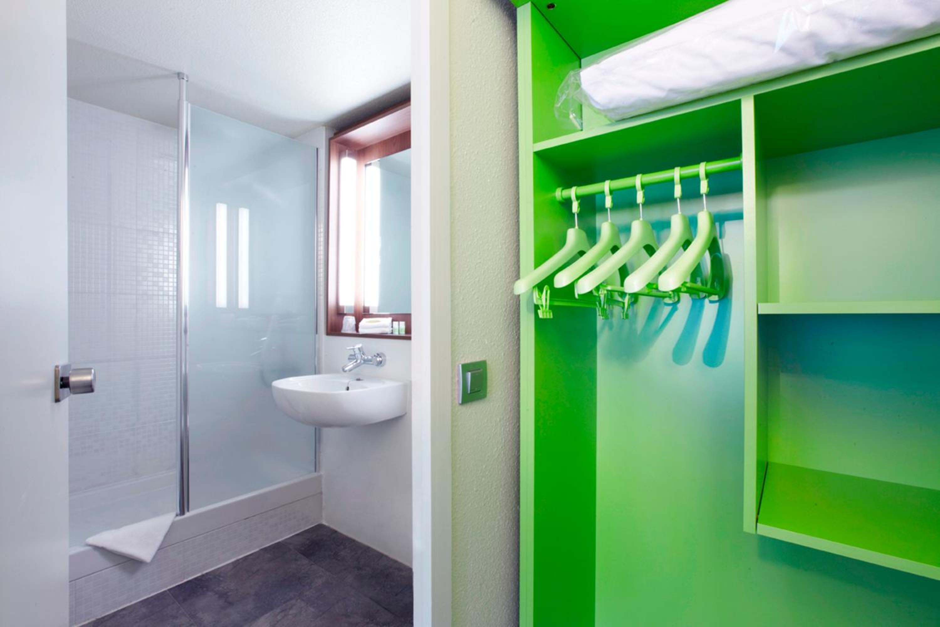 Standard Twin Room - Photo 2