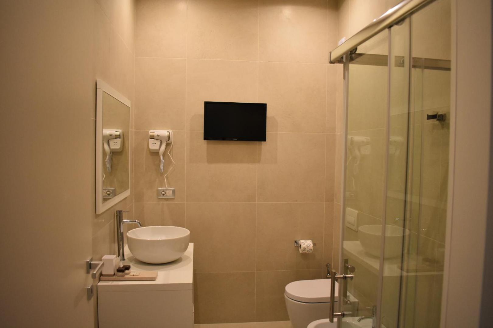 Deluxe Double Room with Balcony - Photo 11