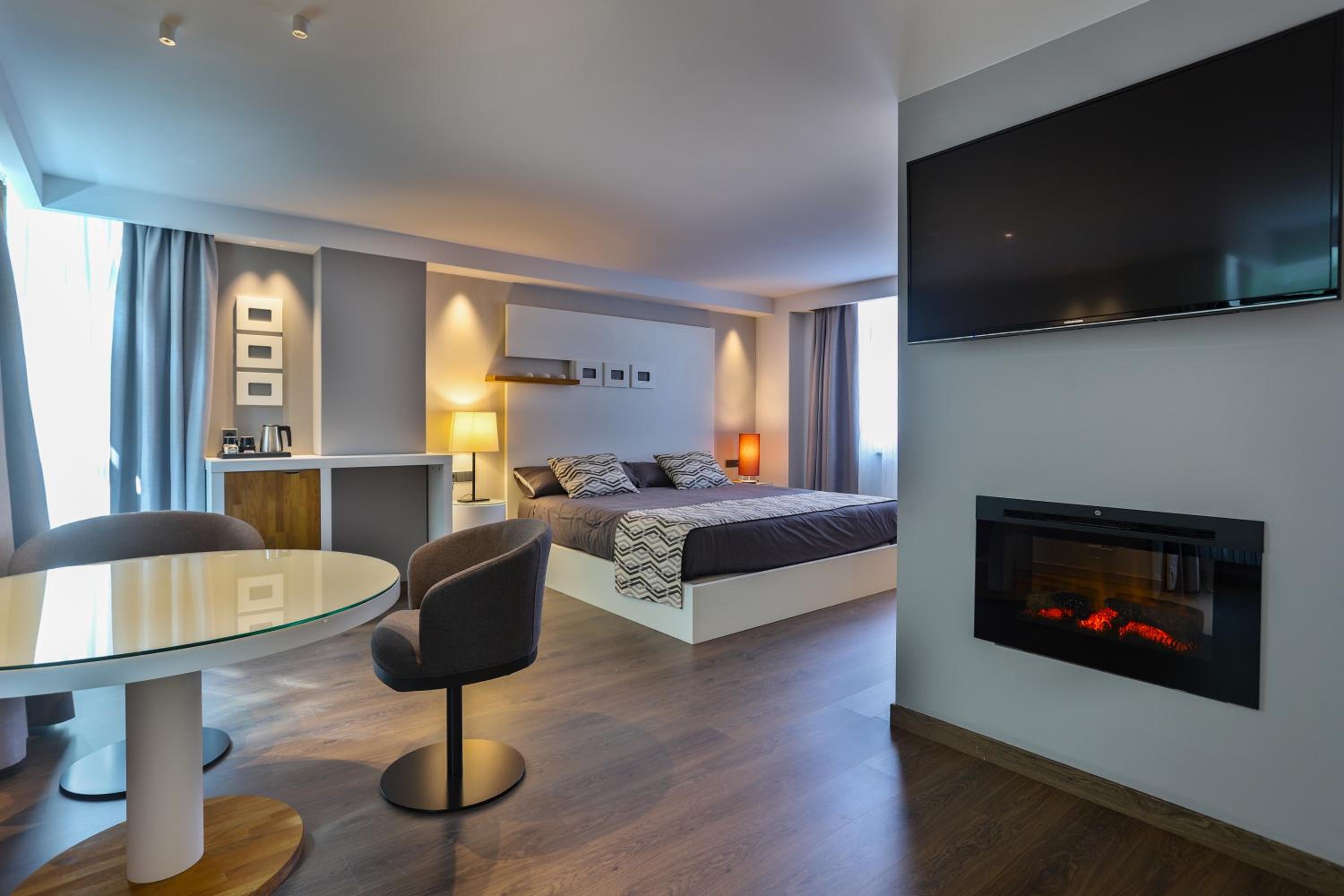 Jr Suite with Mountain View hot tub and Spa Access