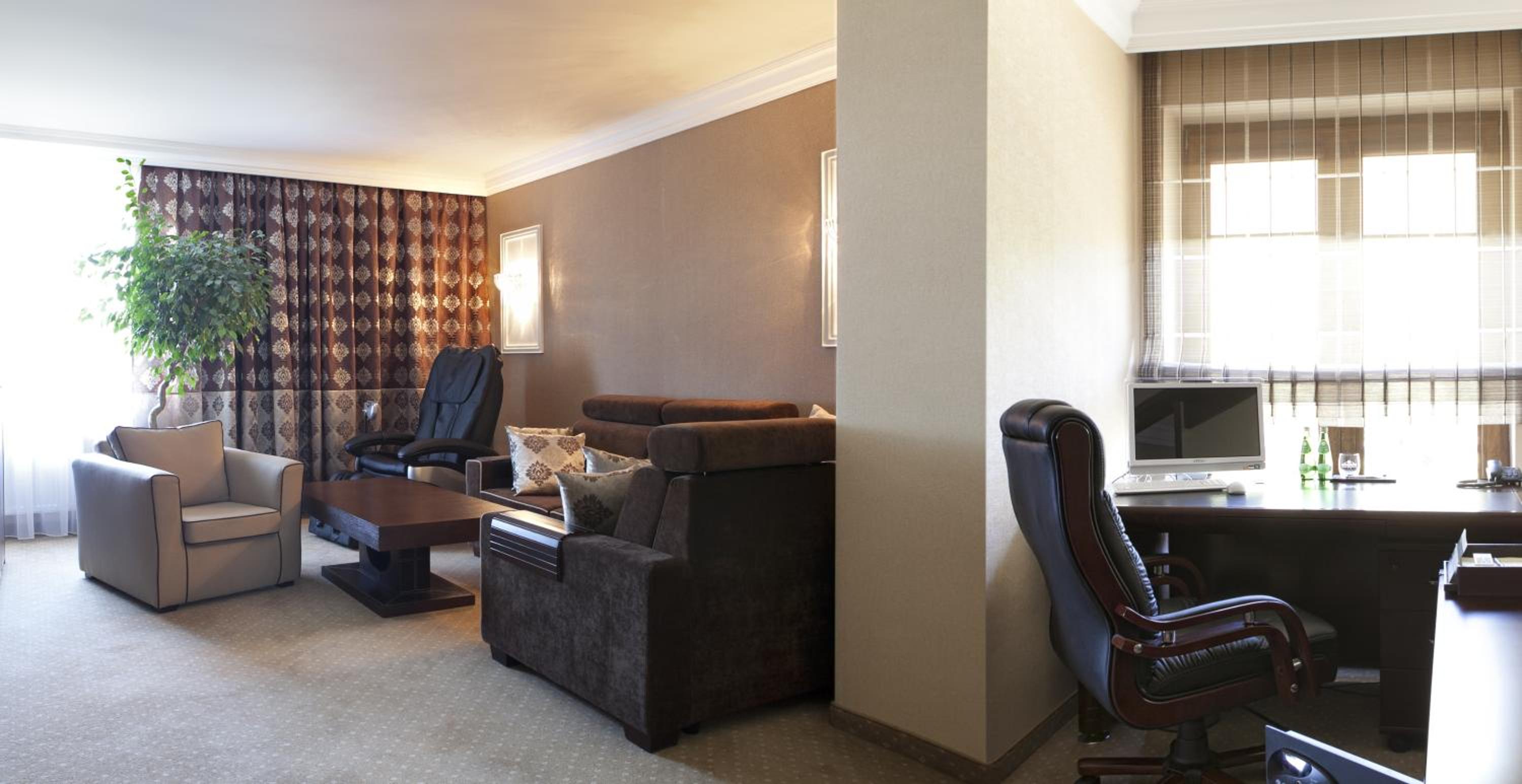 Superior Suite - Photo 7