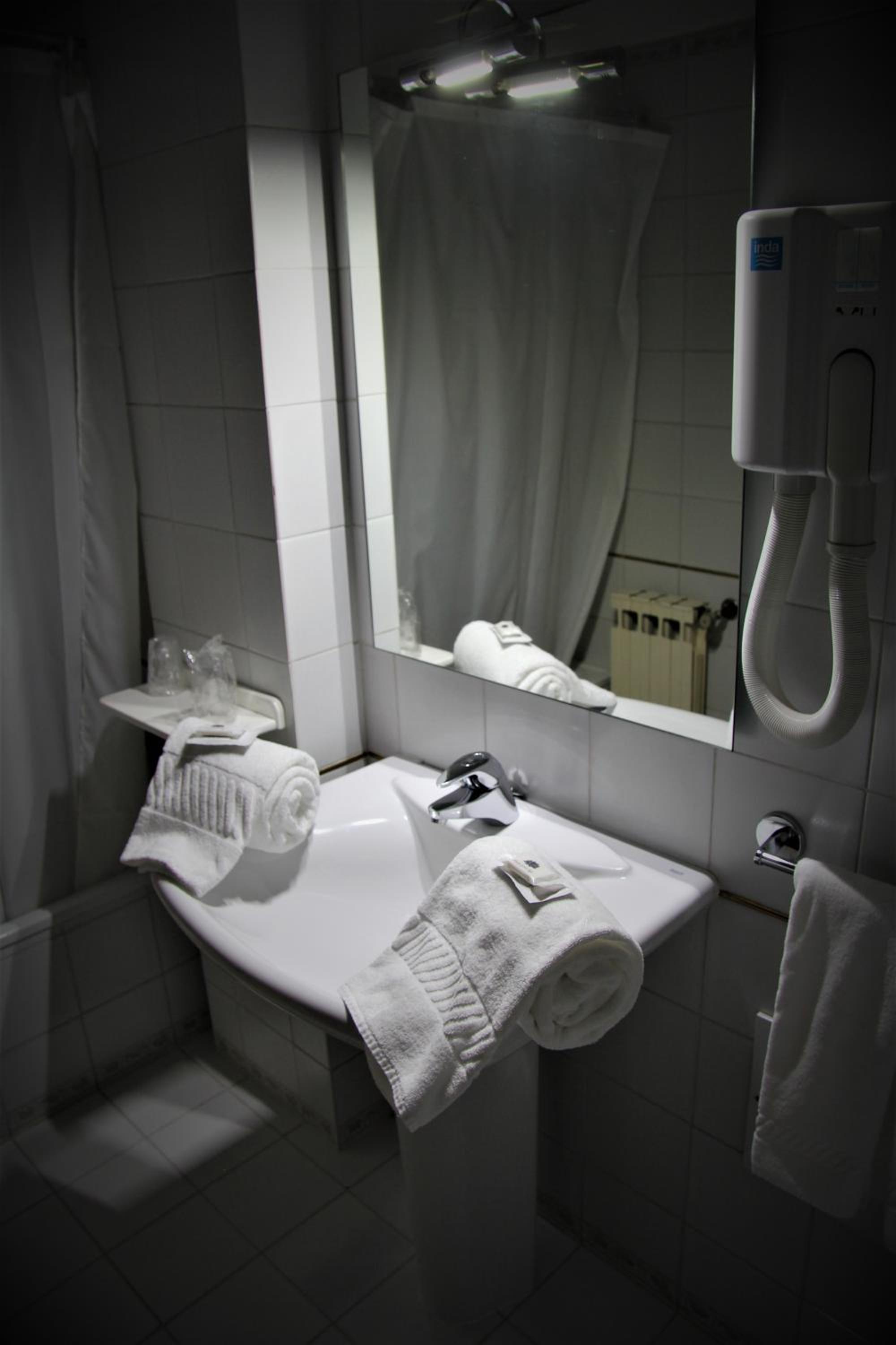 Double or Twin Room with Mountain View - Photo 11