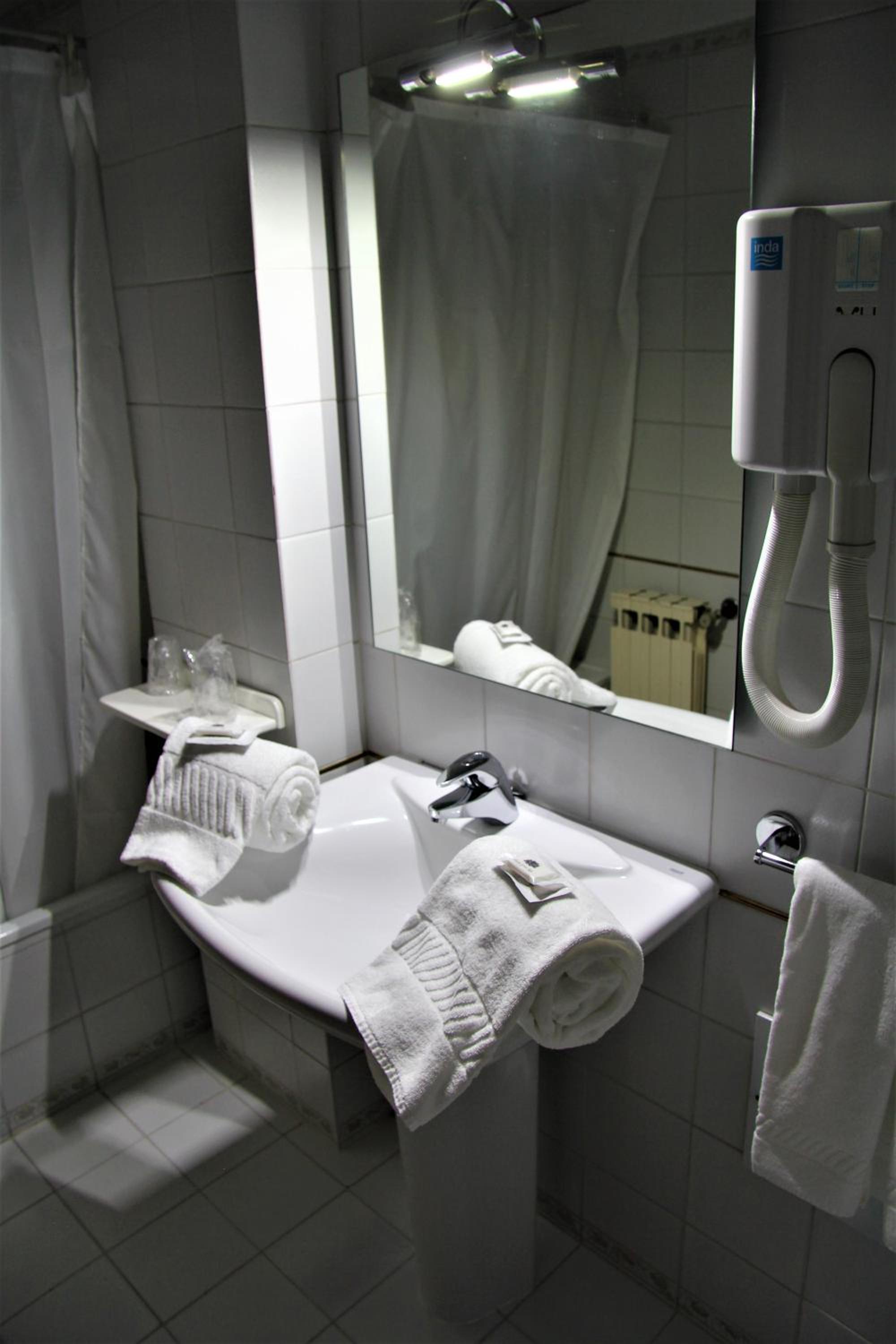 Double or Twin Room with Mountain View - Photo 7