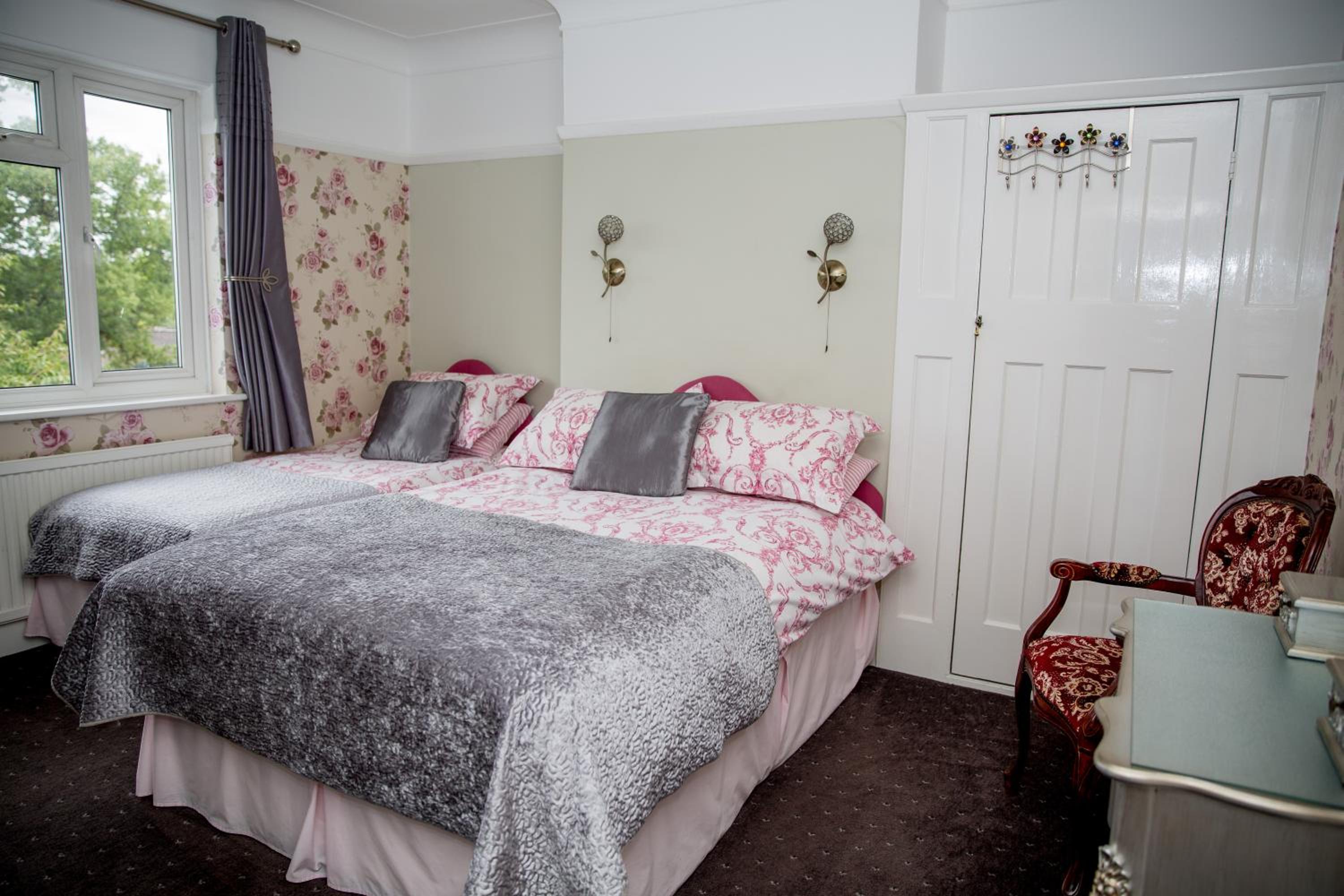 Triple Room with Private Bathroom photo 2